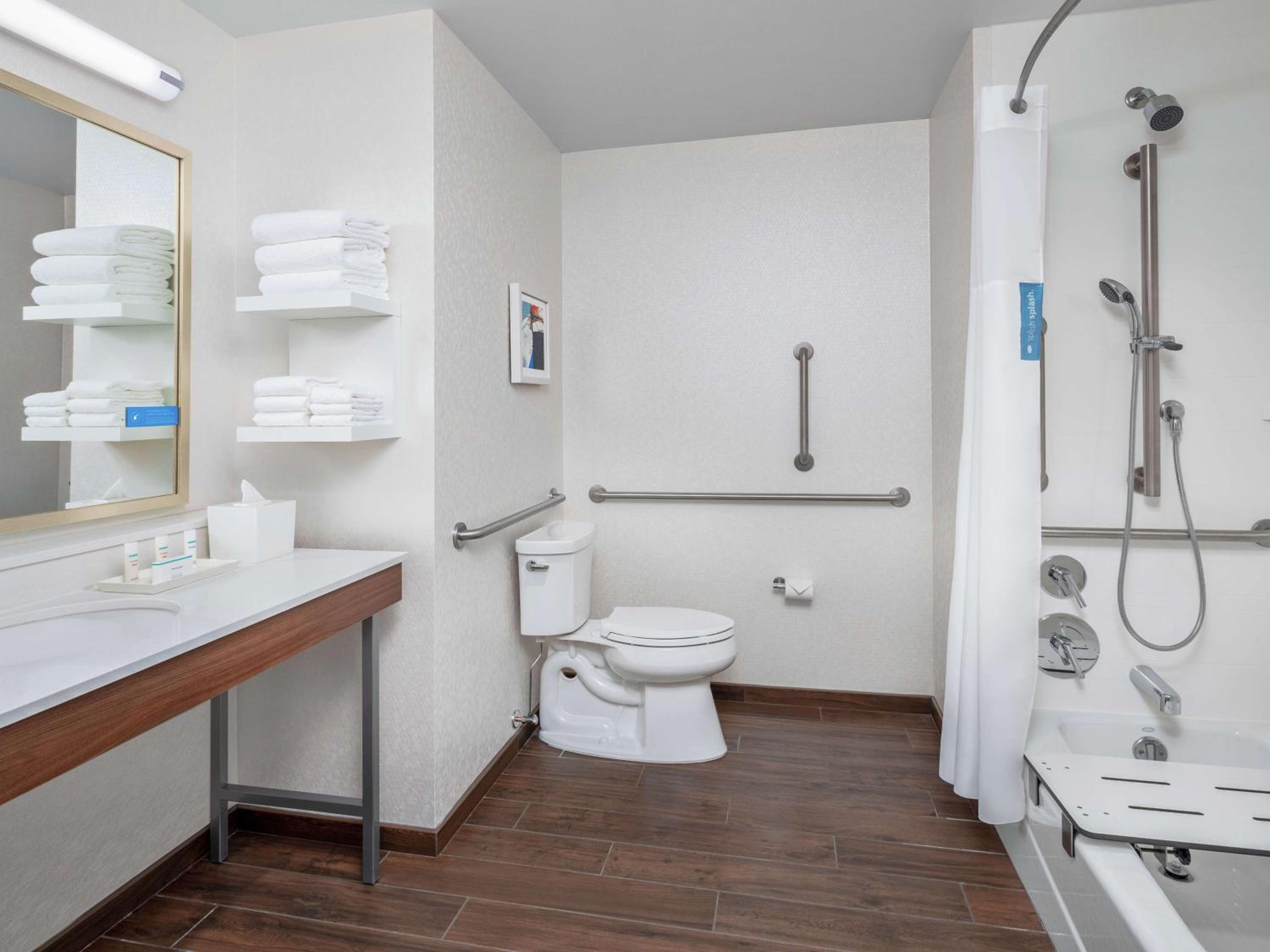 Queen Room with Two Queen Beds with Bath Tub - Mobility Accessible/Non-Smoking