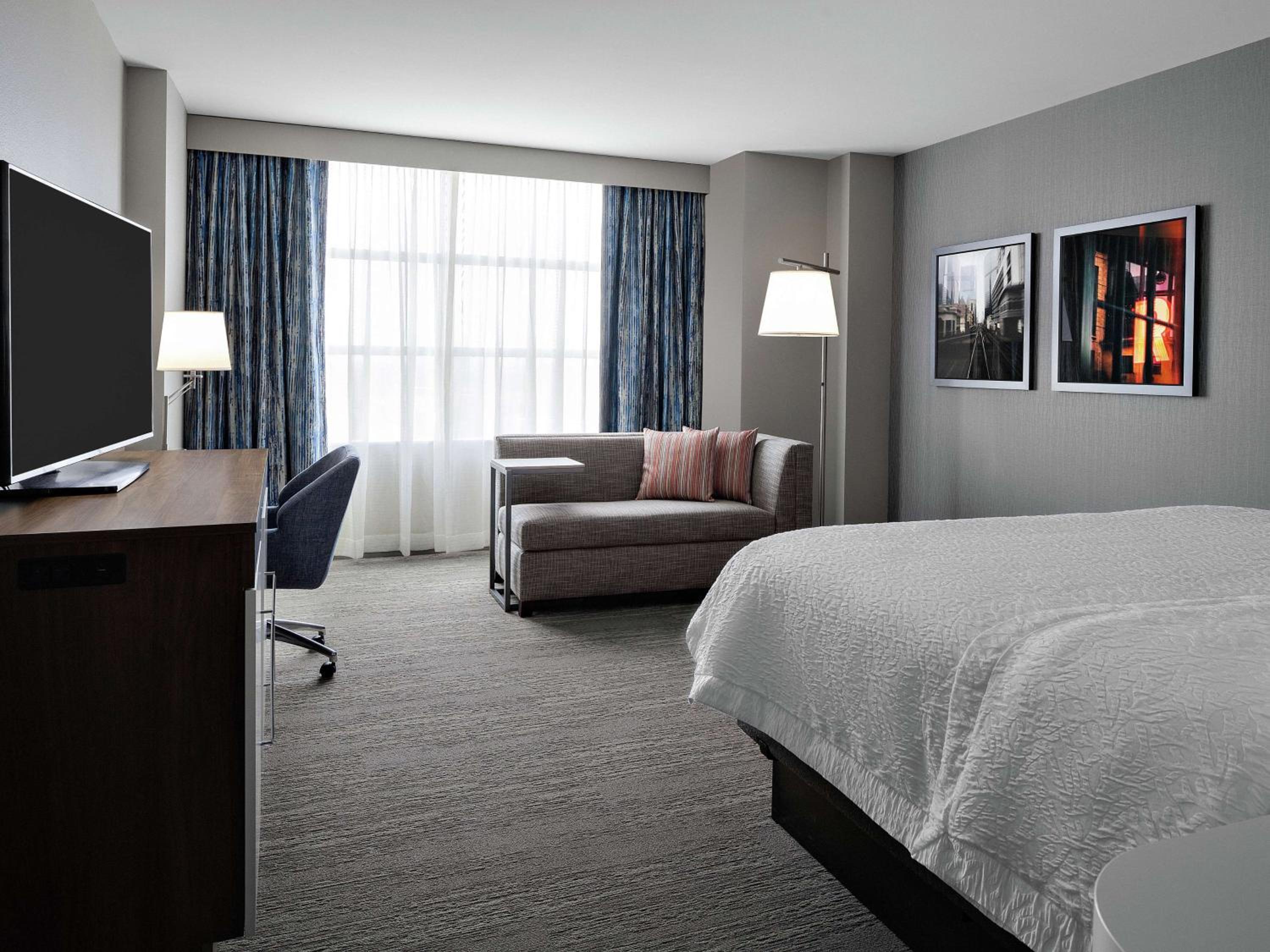 King Room with Bath Tub - Mobility Accessible