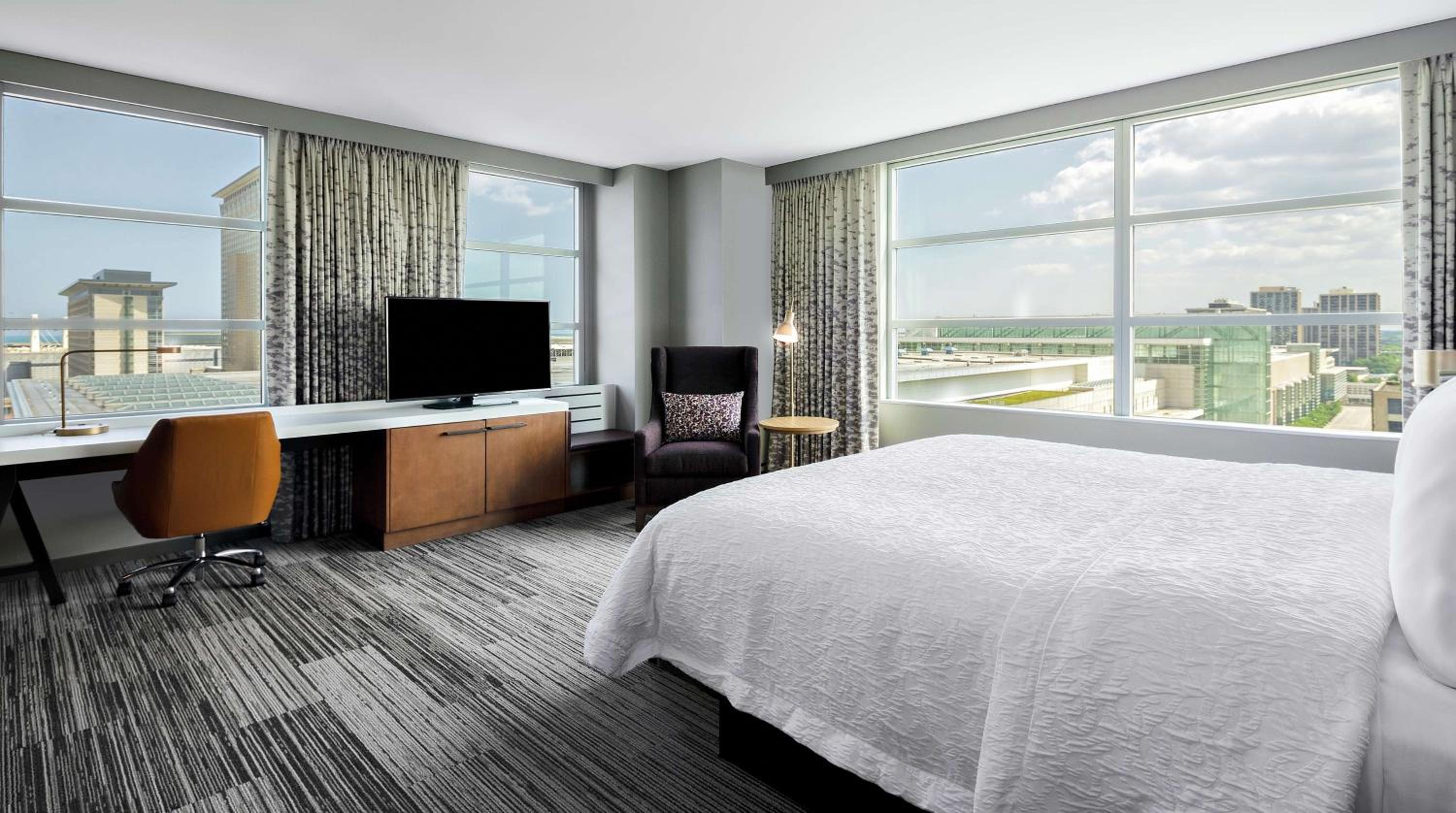 Corner King Room with View