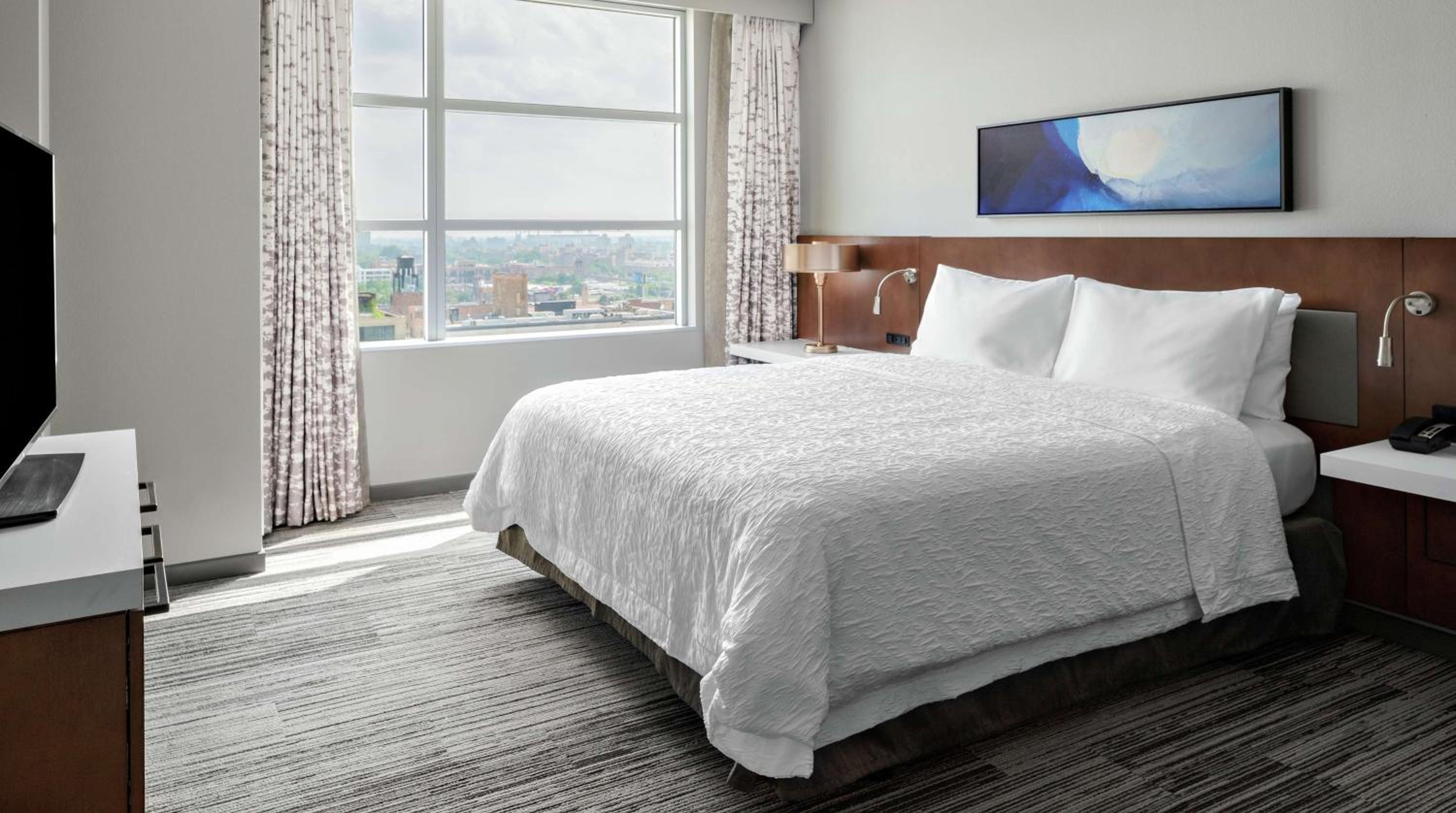 One-Bedroom Corner King Suite with View