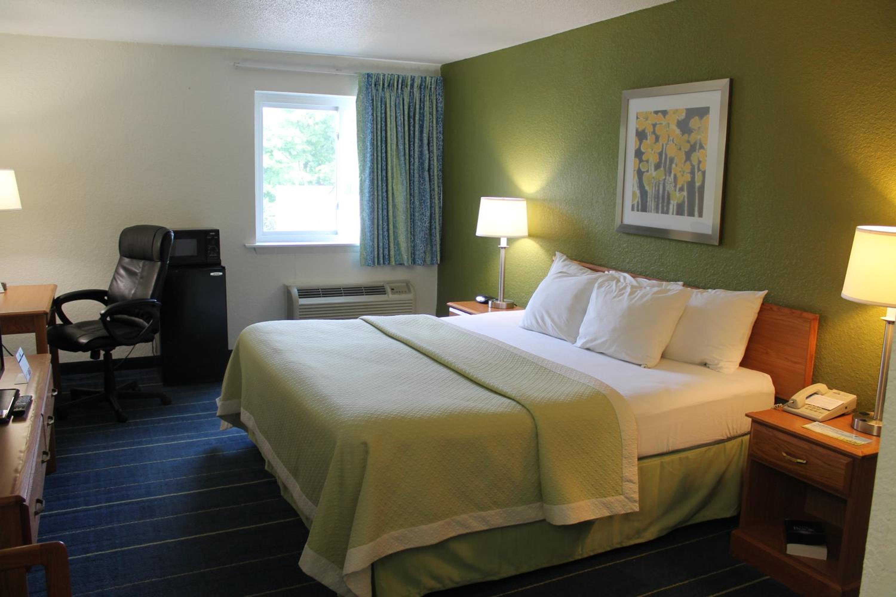King Room - Non-Smoking - Photo 4