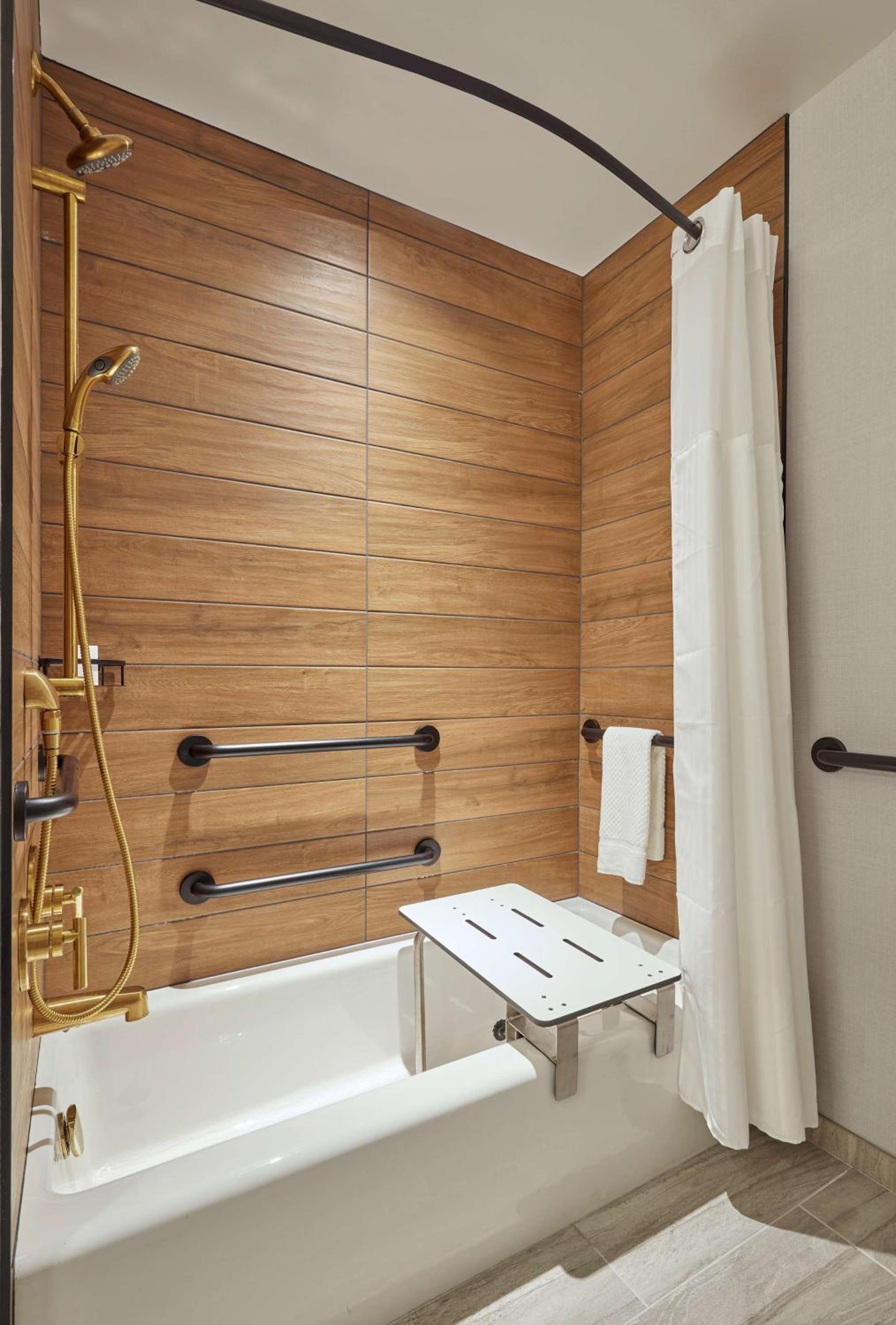 Queen Room with Two Queen Beds and Bath Tub (Non Smoking) (Accessible) - Photo 3