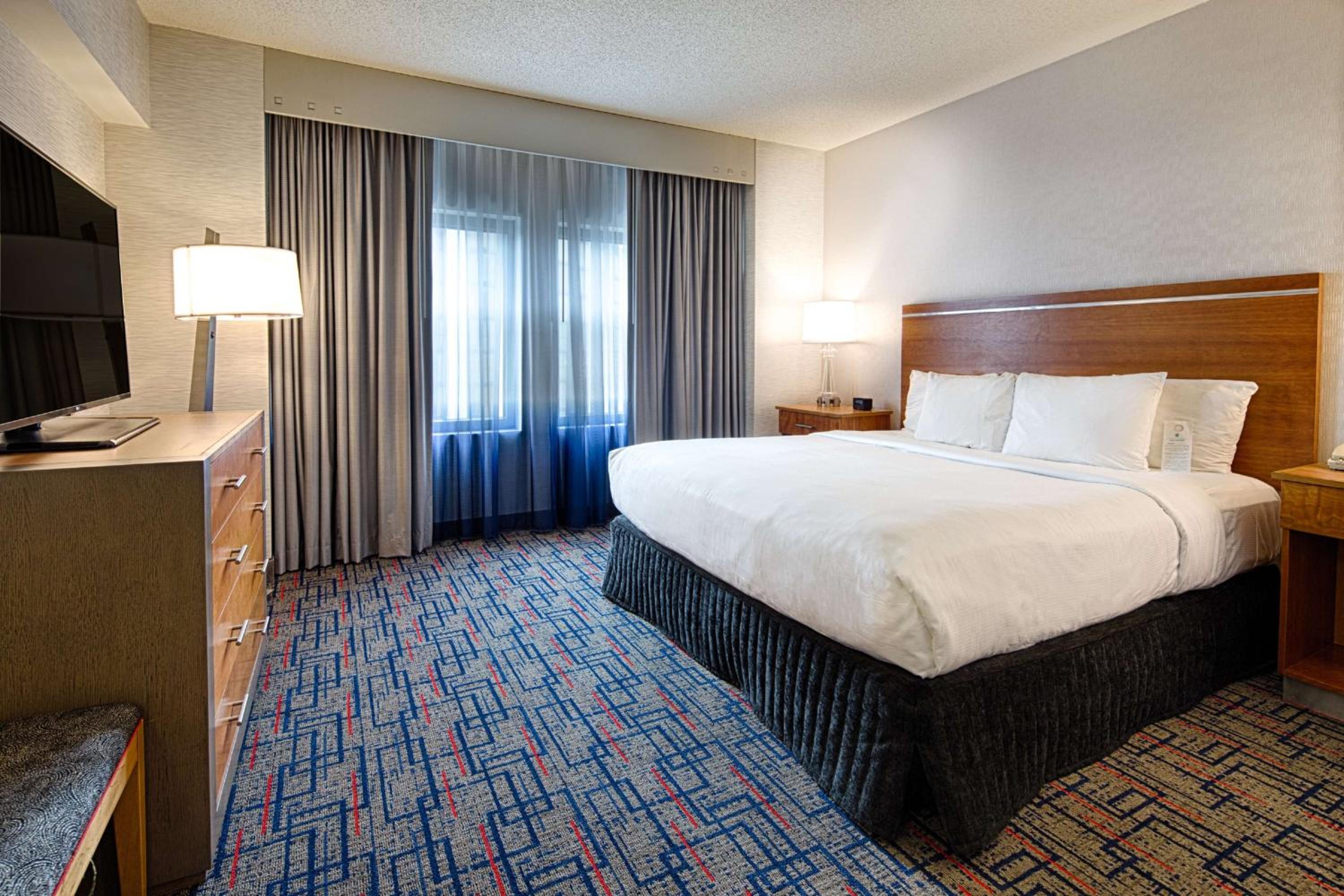 One-Bedroom King Conference Suite photo 3