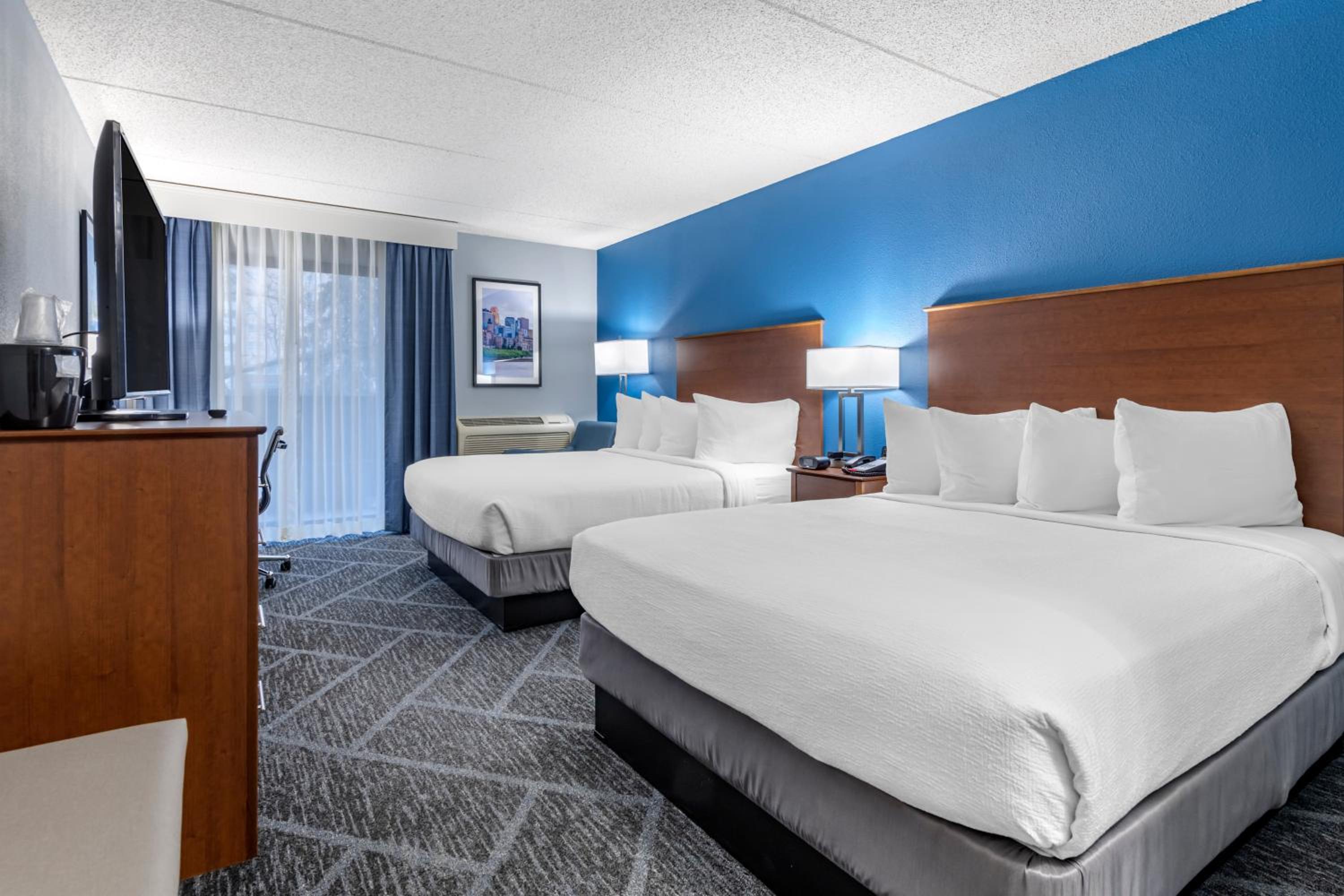 Queen Room with Two Queen Beds - Photo 4