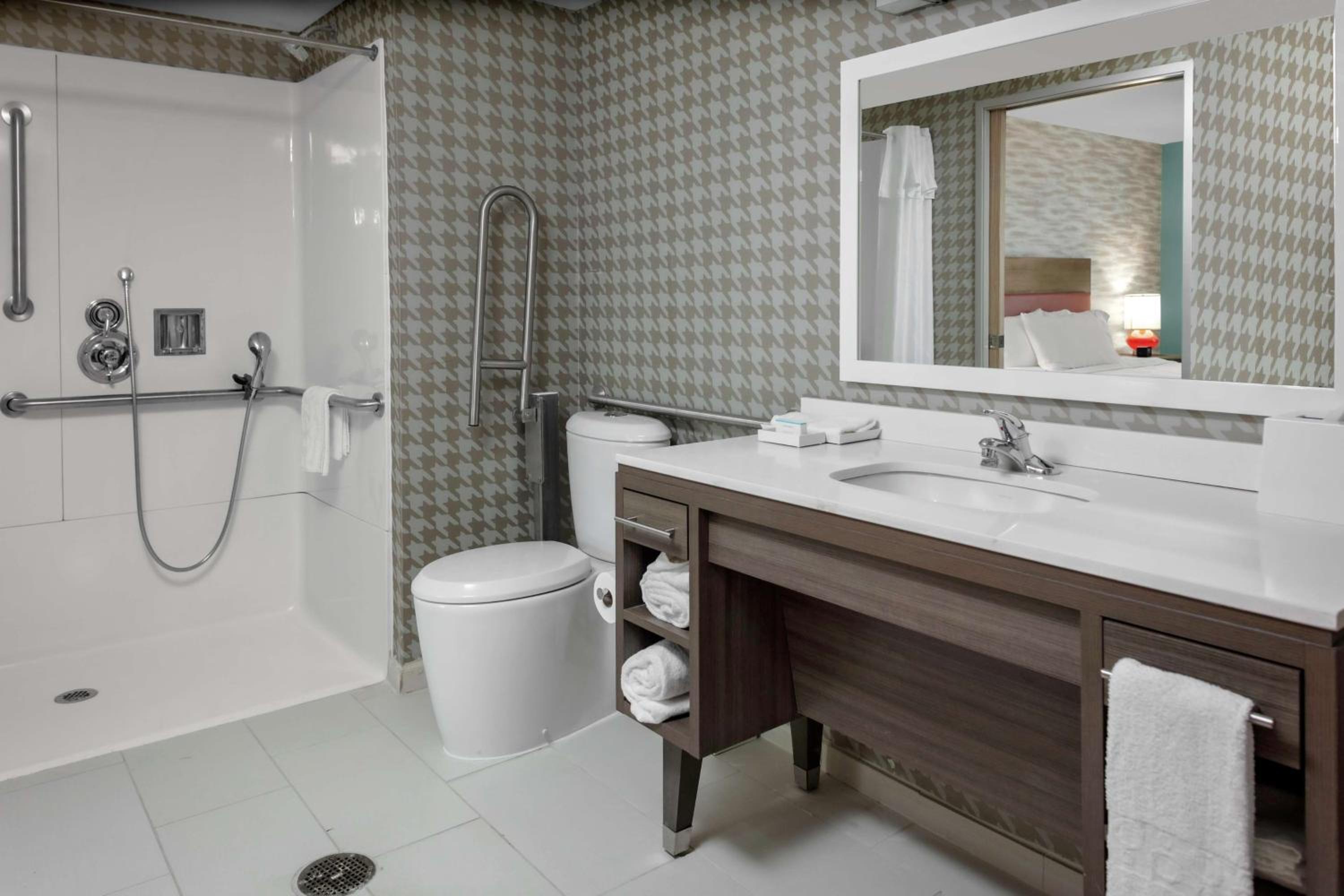 King Suite - Mobility Access/Non-Smoking - Photo 3