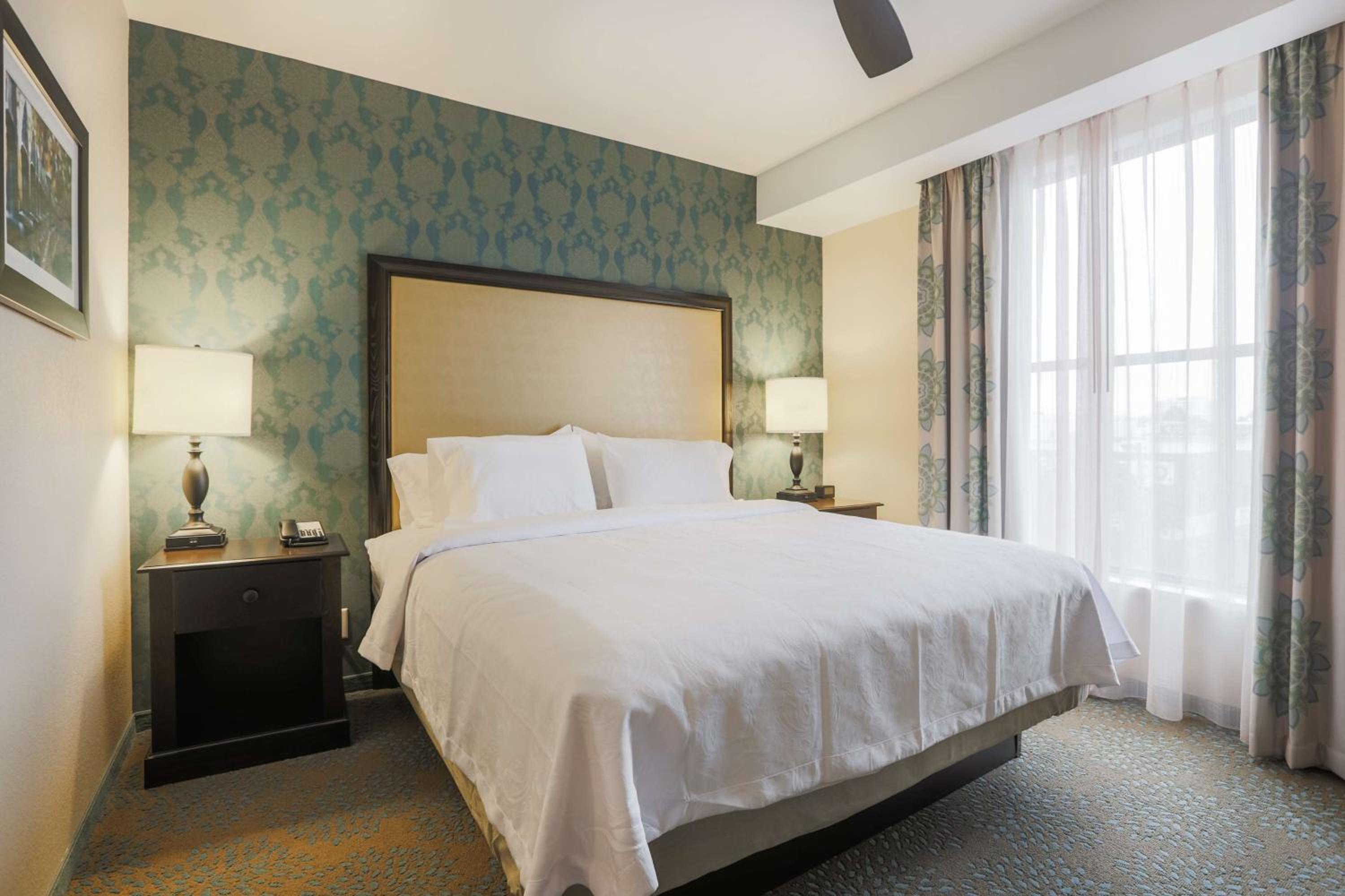 Premium King Studio Suite - Non-Smoking