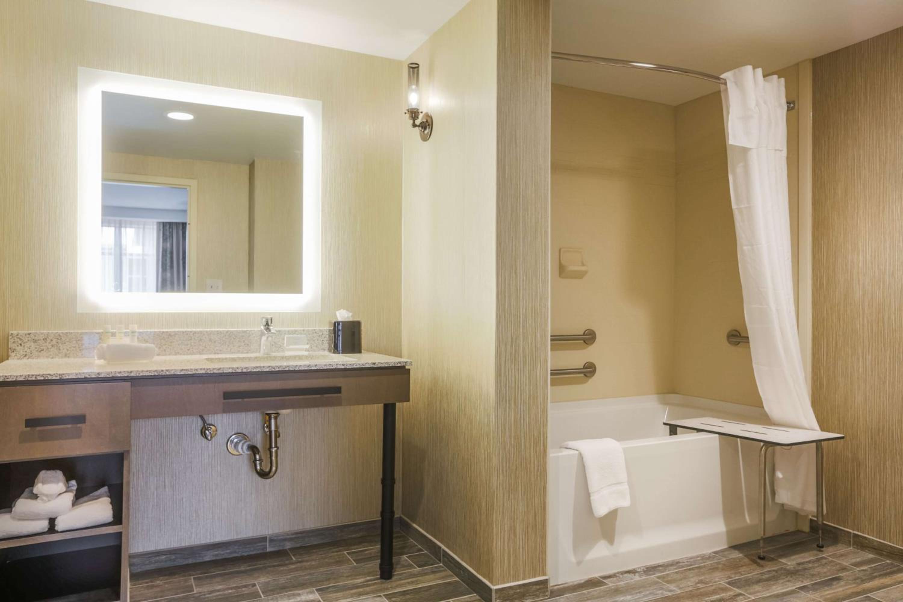 Queen Suite with Two Queen Beds - Hearing Access/Non-Smoking photo 3
