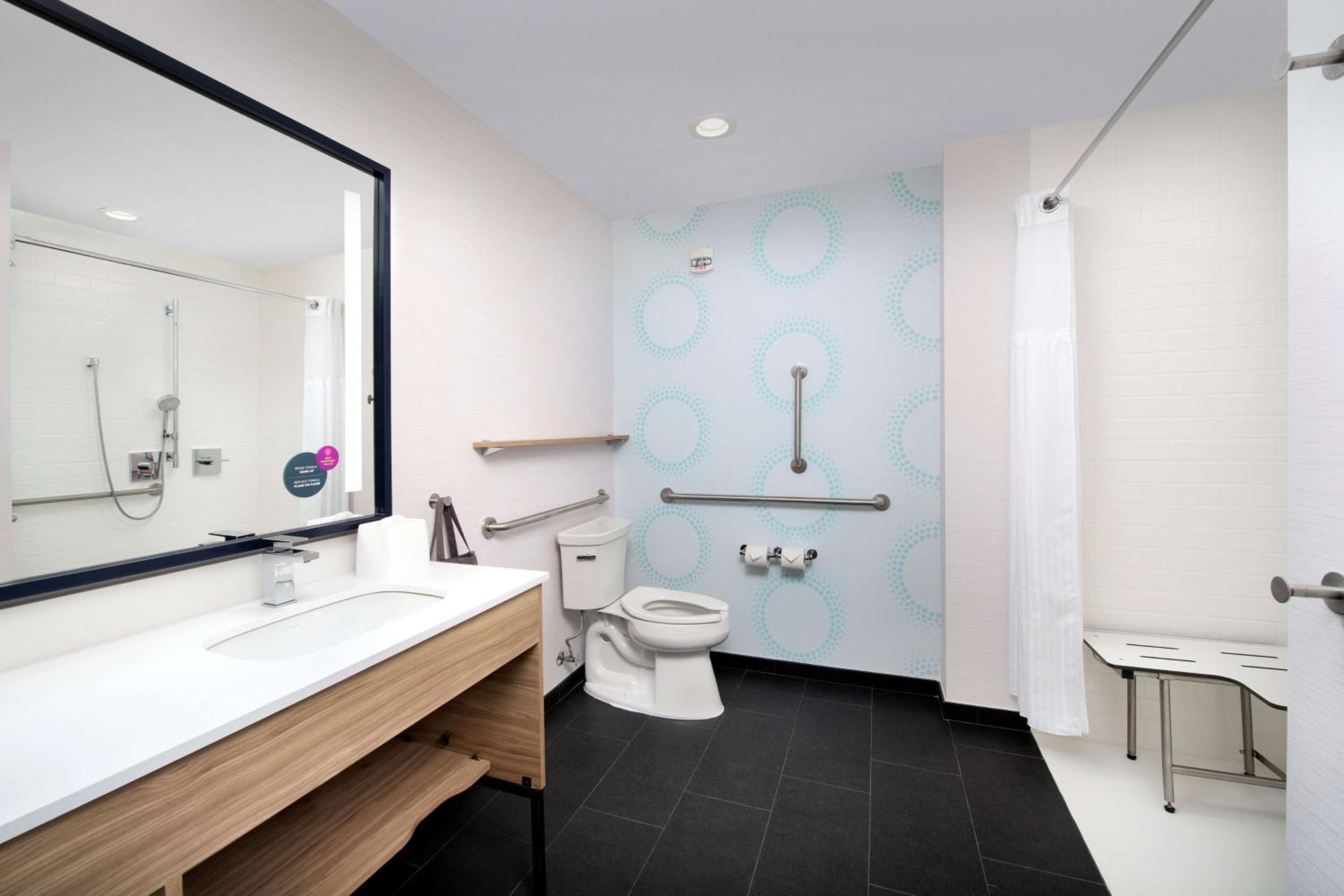 Queen Room with Two Queen Beds - Mobility Access - Photo 4