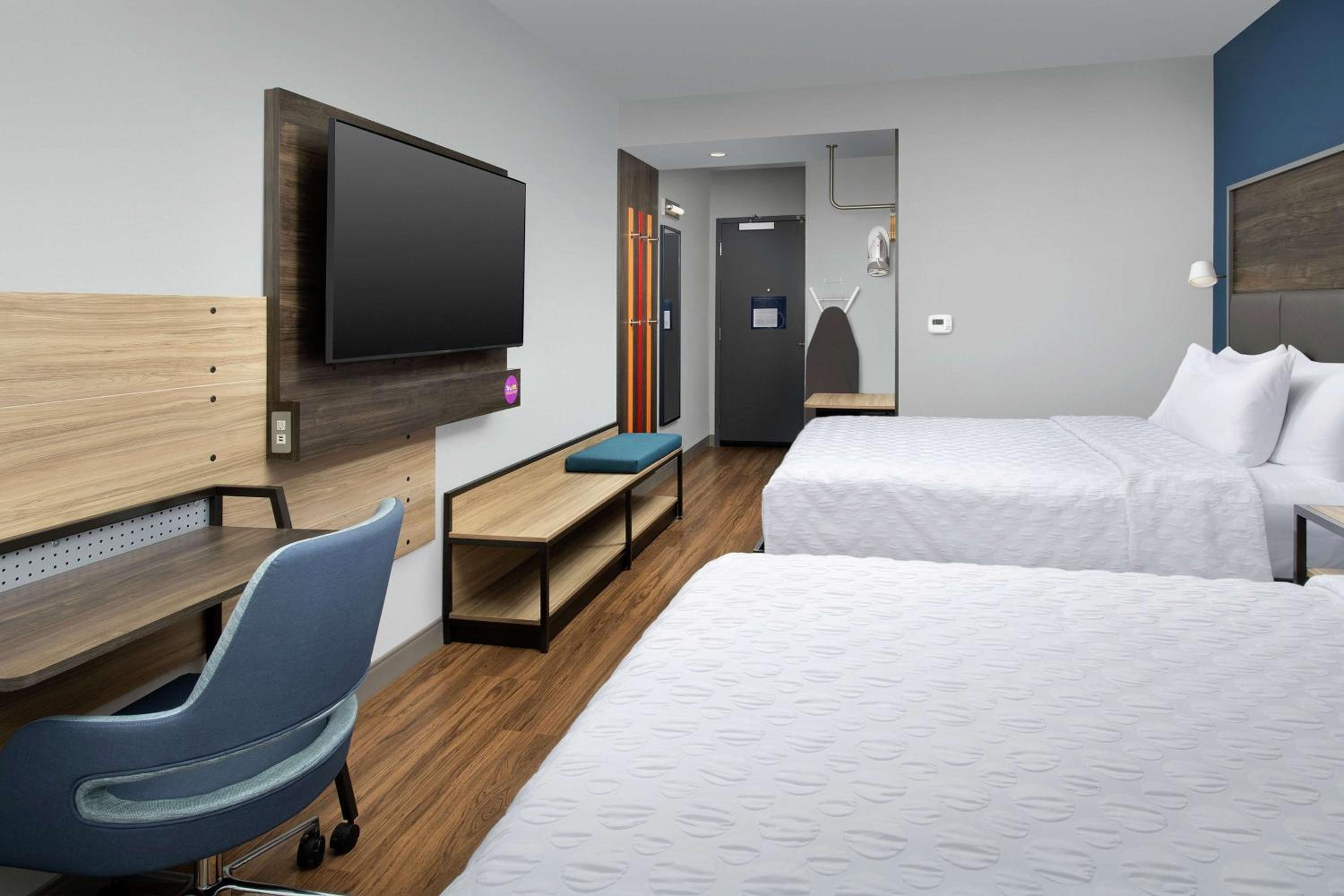 Queen Room with Two Queen Beds - Photo 4