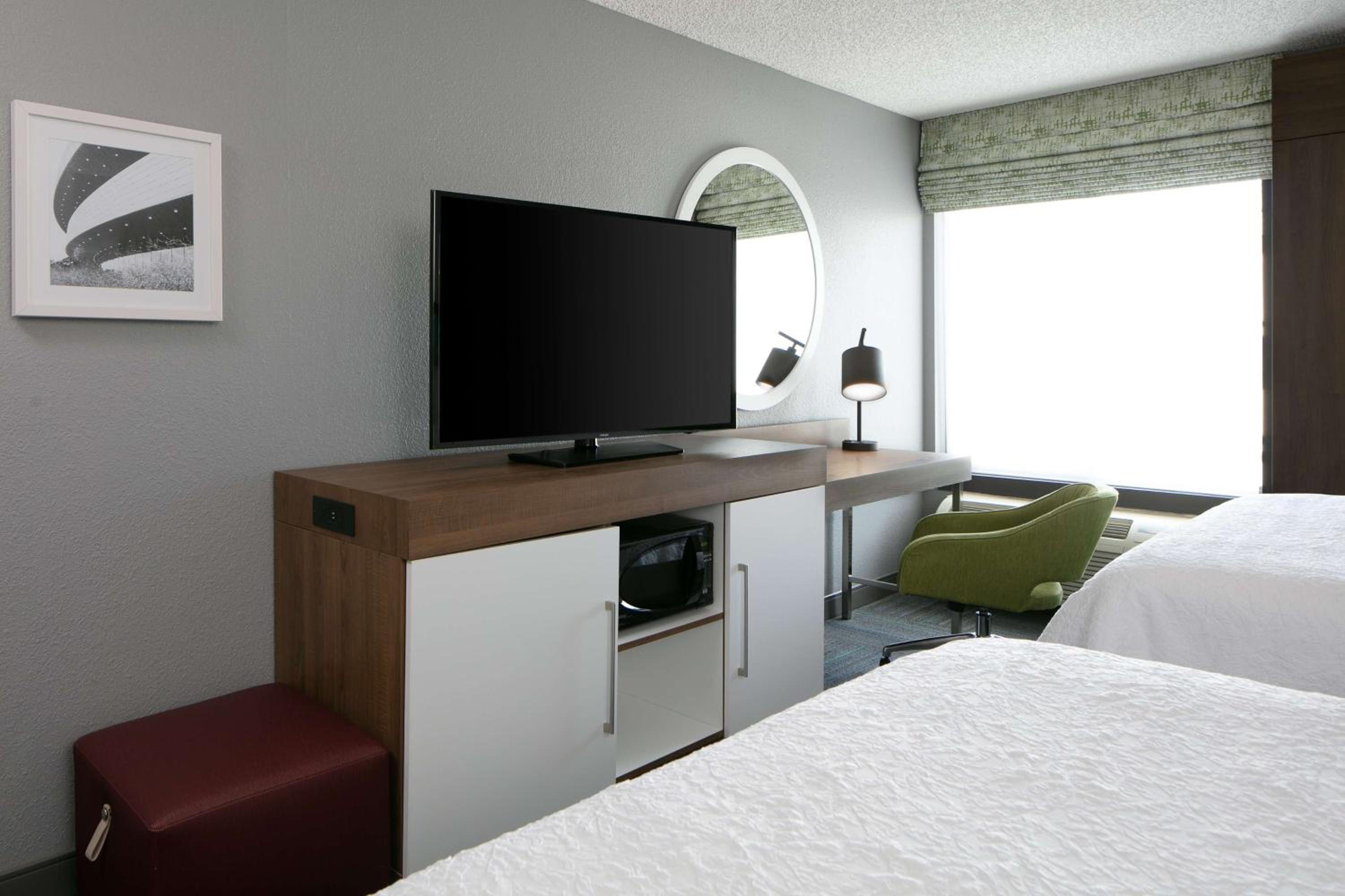 Queen Room with Two Queen Beds - Non-Smoking photo 3