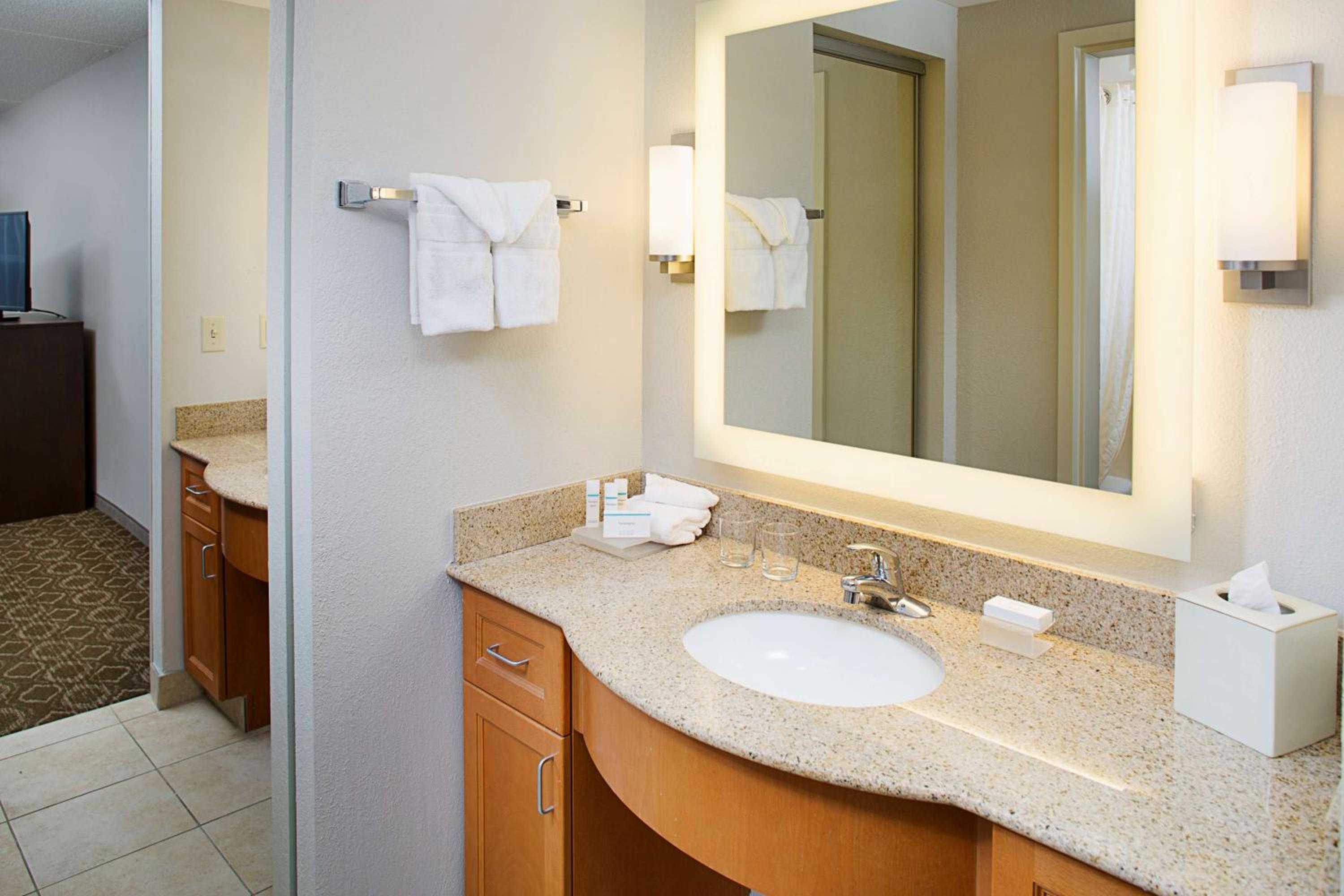 One-Bedroom Queen Suite with Two Queen Beds - Non-Smoking - Photo 4