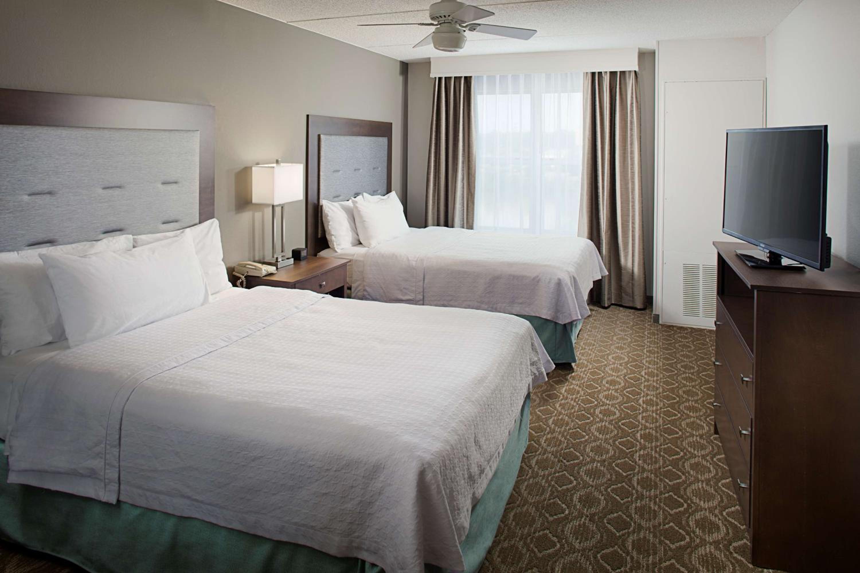 One-Bedroom Queen Suite with Two Queen Beds - Non-Smoking - Photo 2