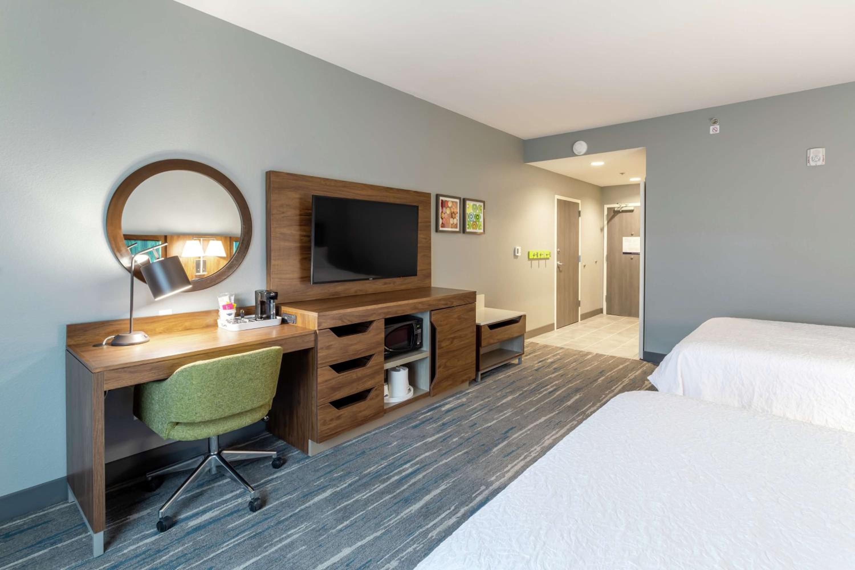 Queen Room with Bath Tub - Mobility Access/Non-Smoking at Hampton Inn Madison, OH in Madison
