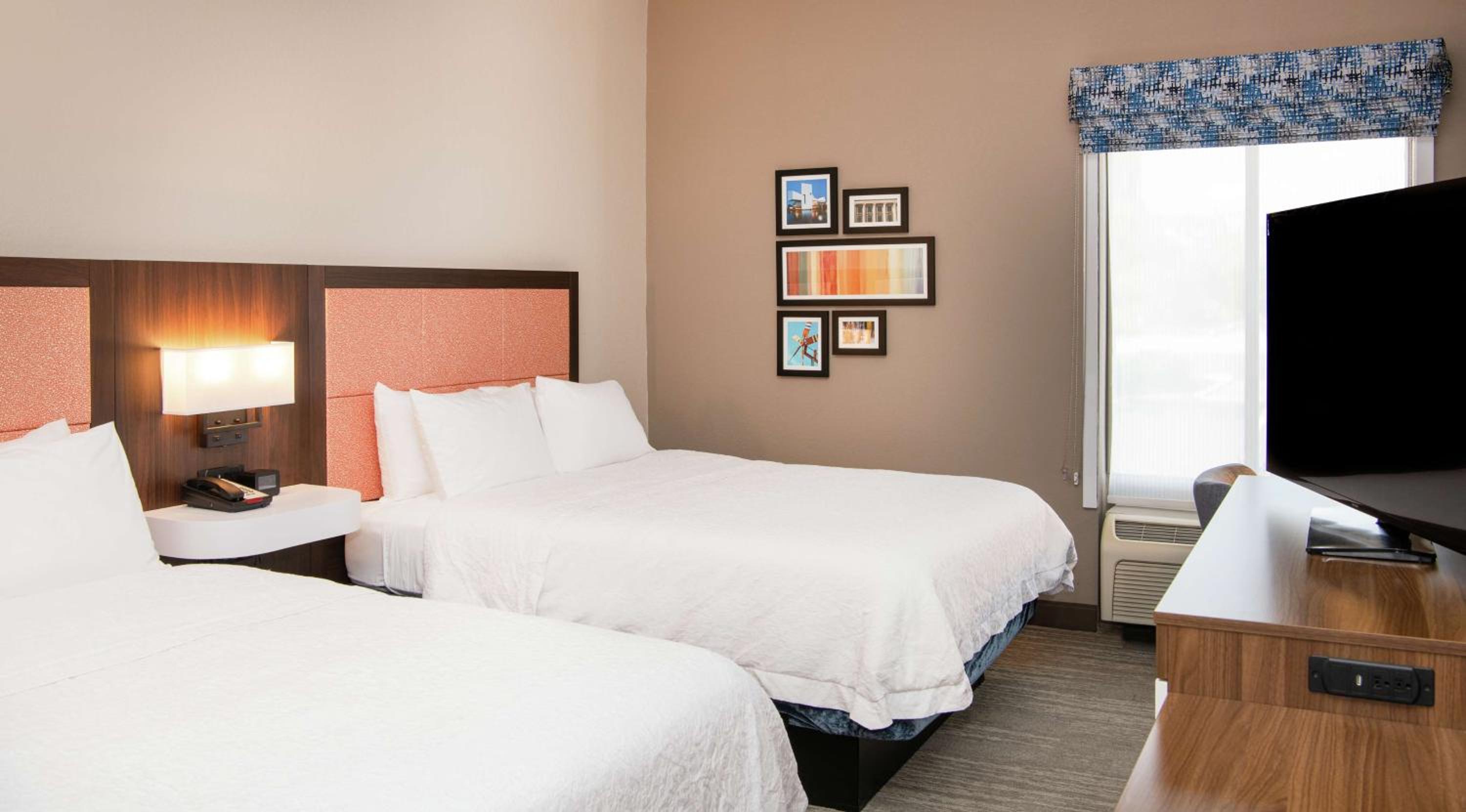 Room with Two Queen Beds - Non-Smoking - Photo 10