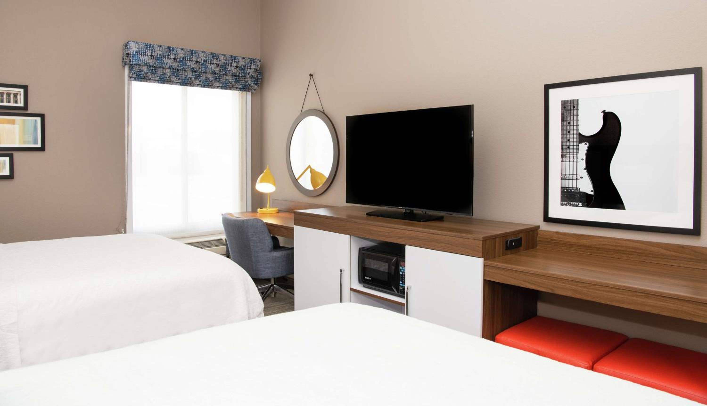 Room with Two Queen Beds - Non-Smoking - Photo 11