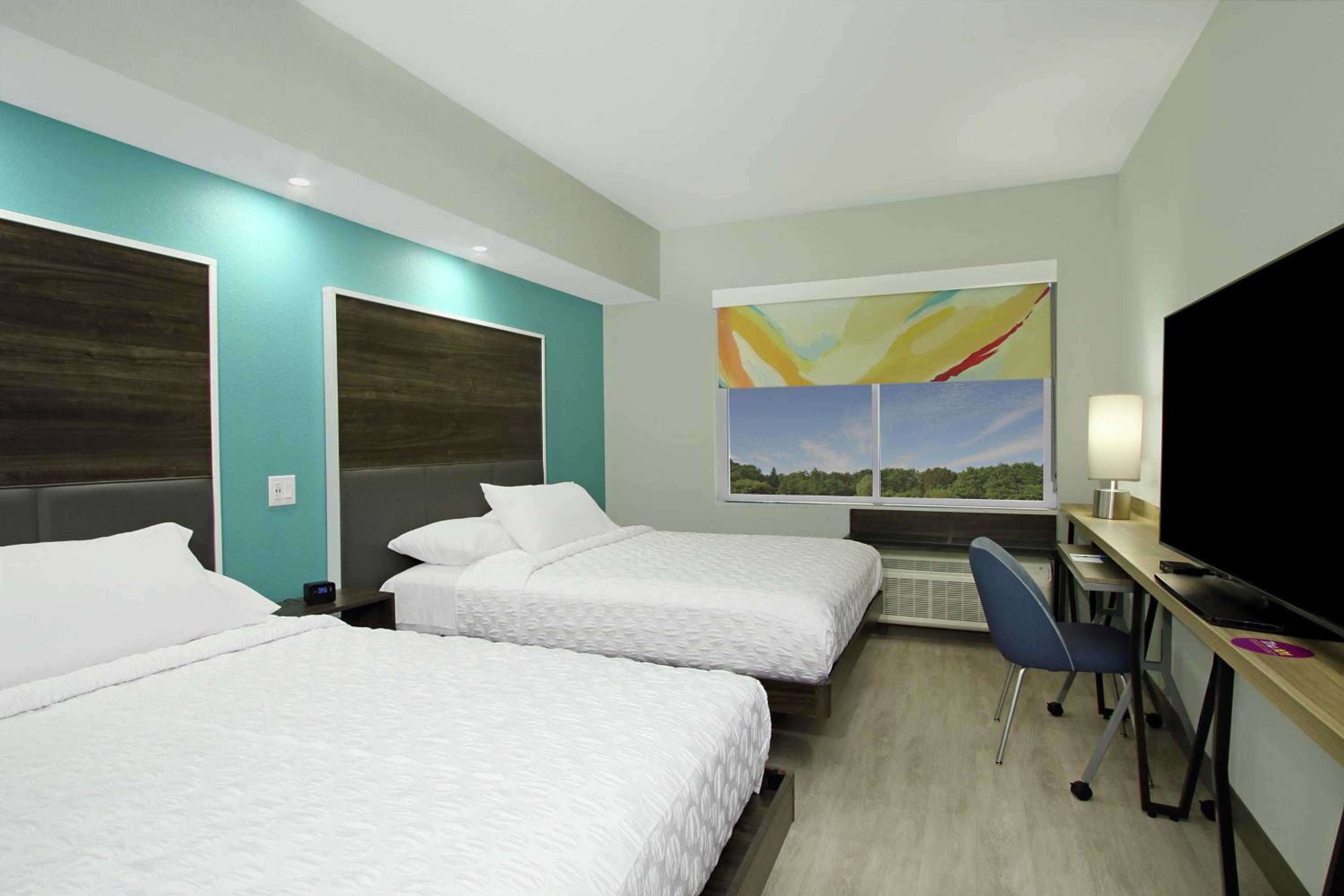 Queen Room with Two Queen Beds photo 2