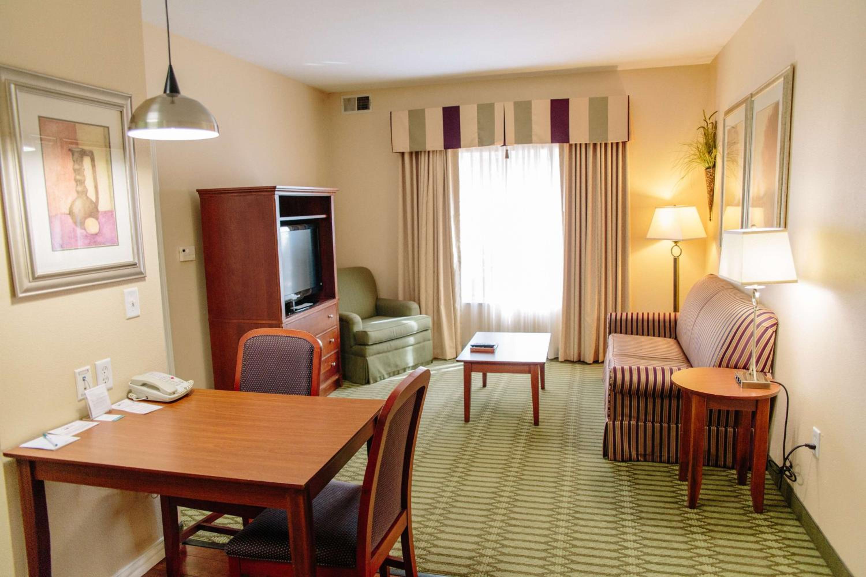 One-Bedroom Queen Suite with Two Queen Beds - Non-Smoking - Photo 1