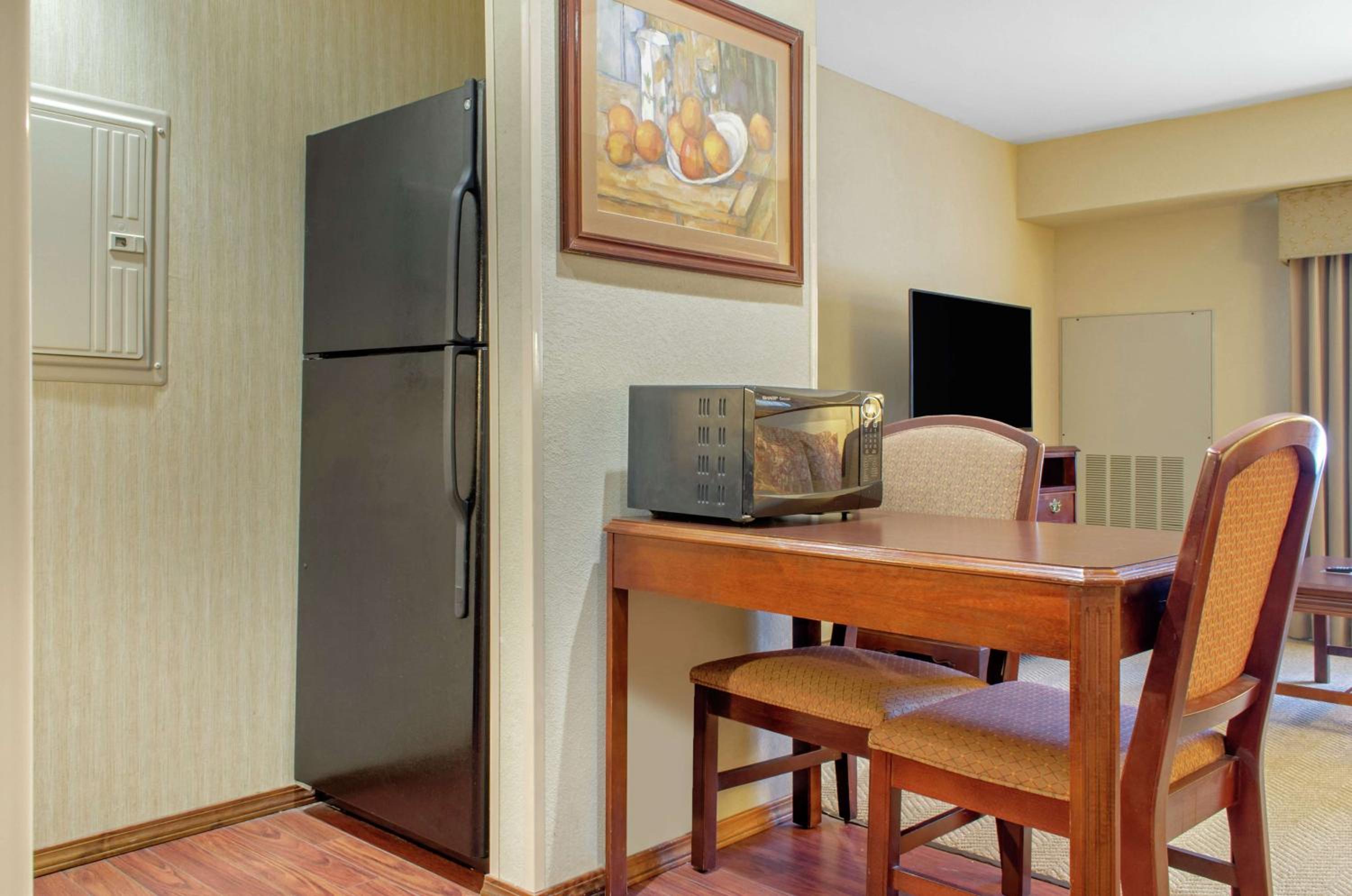 Two Bedroom Suite with One King and Two Queen Beds - Non-Smoking - Photo 2