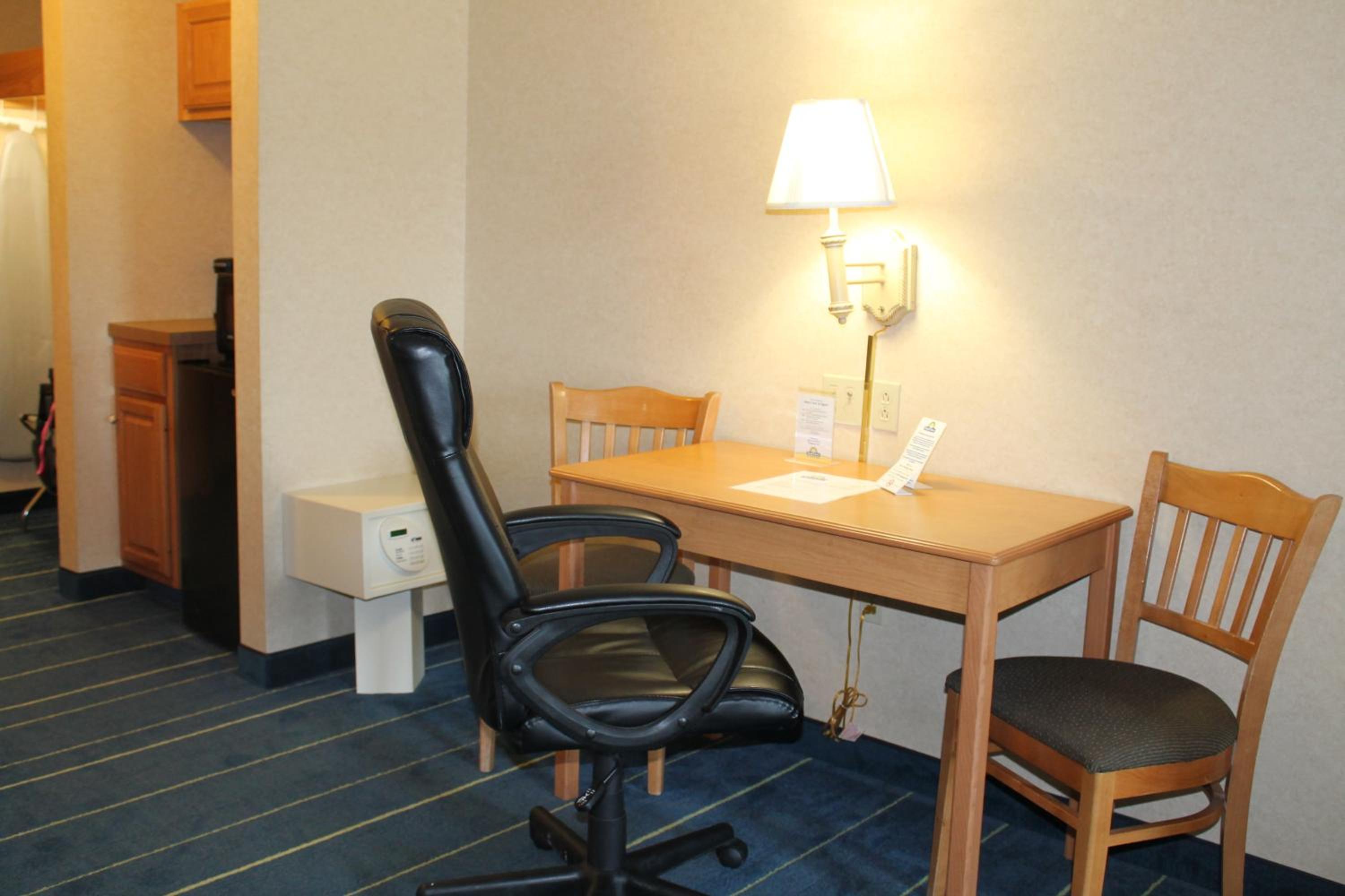 King Studio Suite -  Non-Smoking - Photo 2