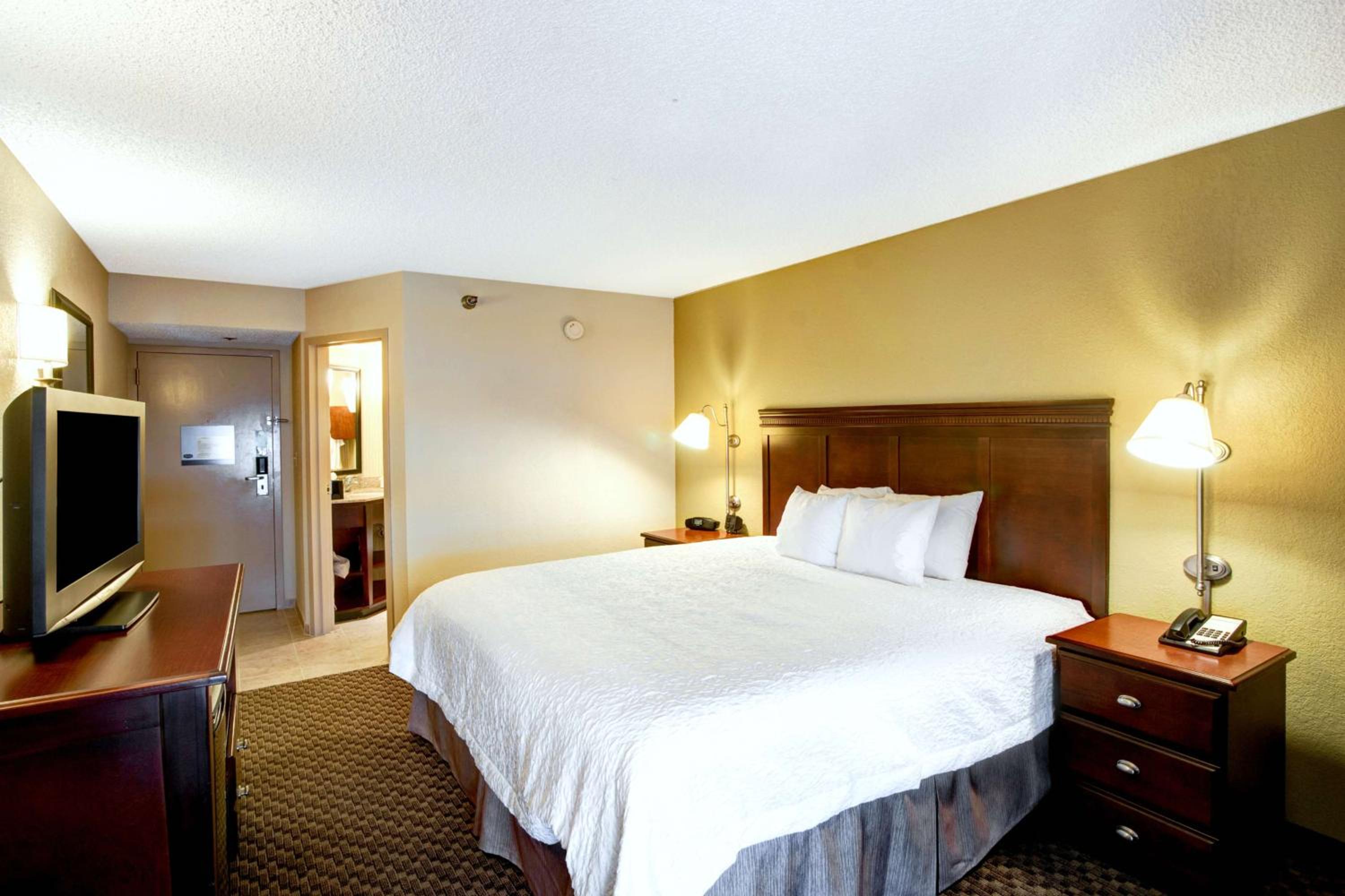 King Room with King Bed - Non-Smoking - Photo 1