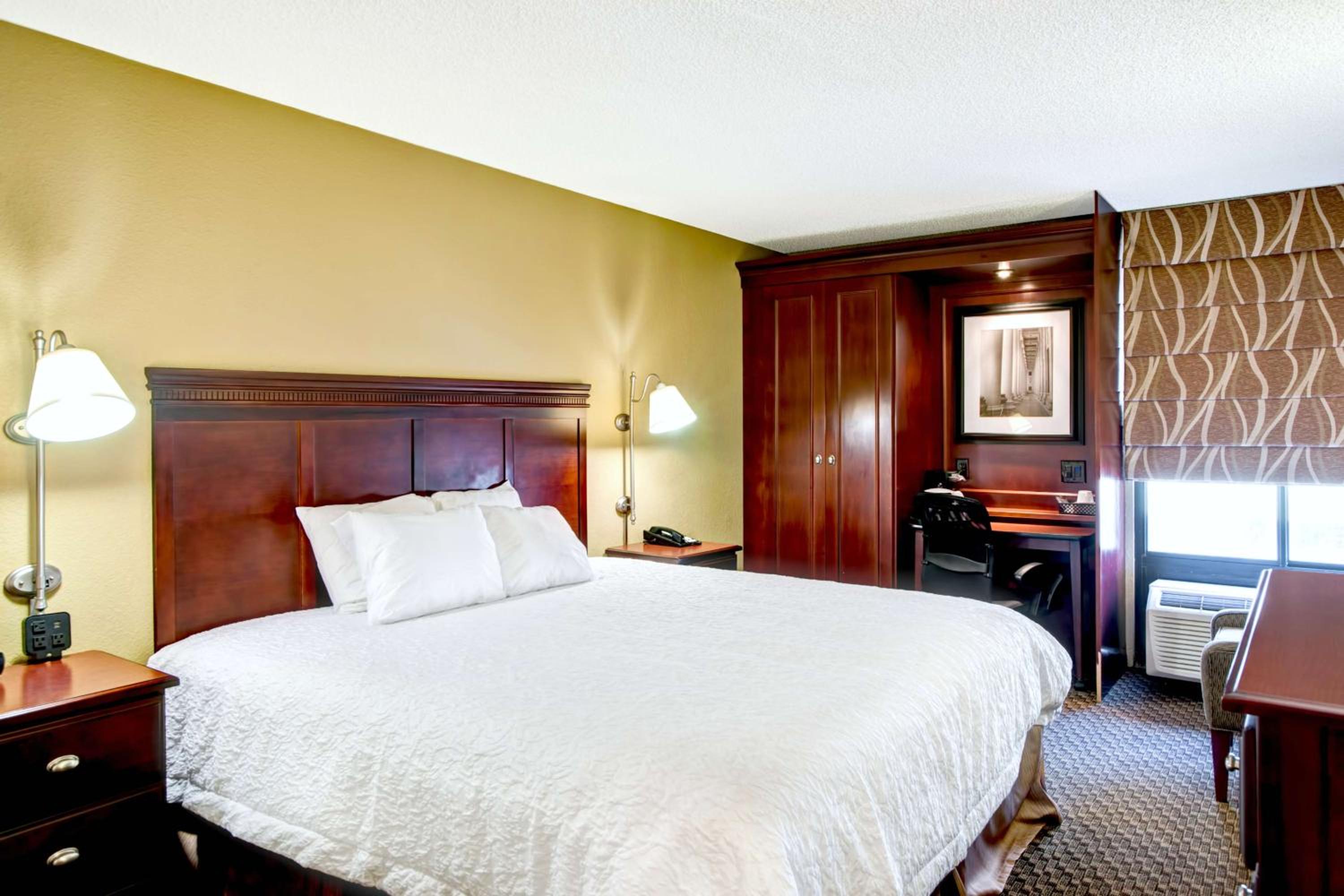 King Room with King Bed - Non-Smoking - Photo 2