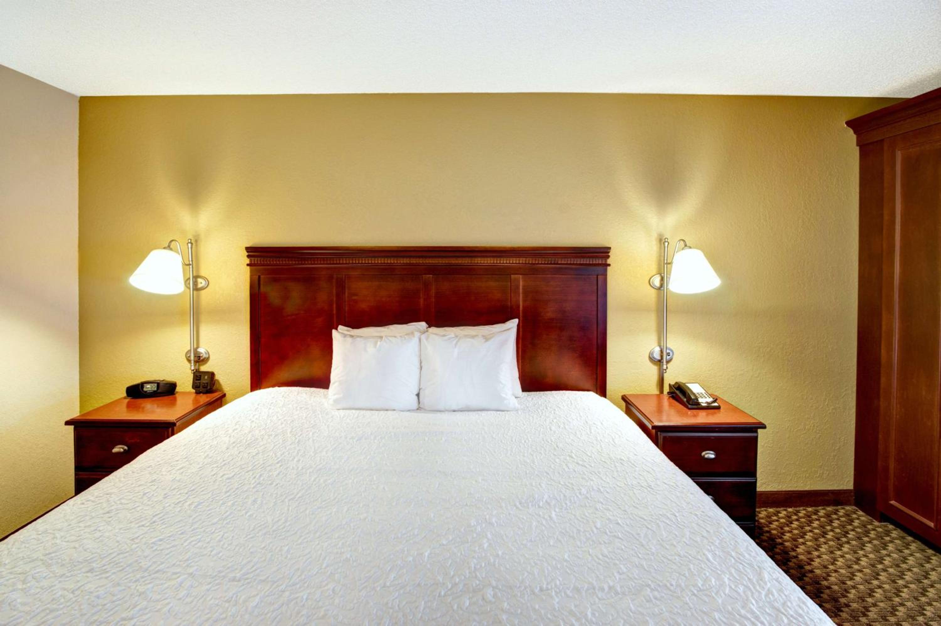 King Room with King Bed - Non-Smoking - Photo 3