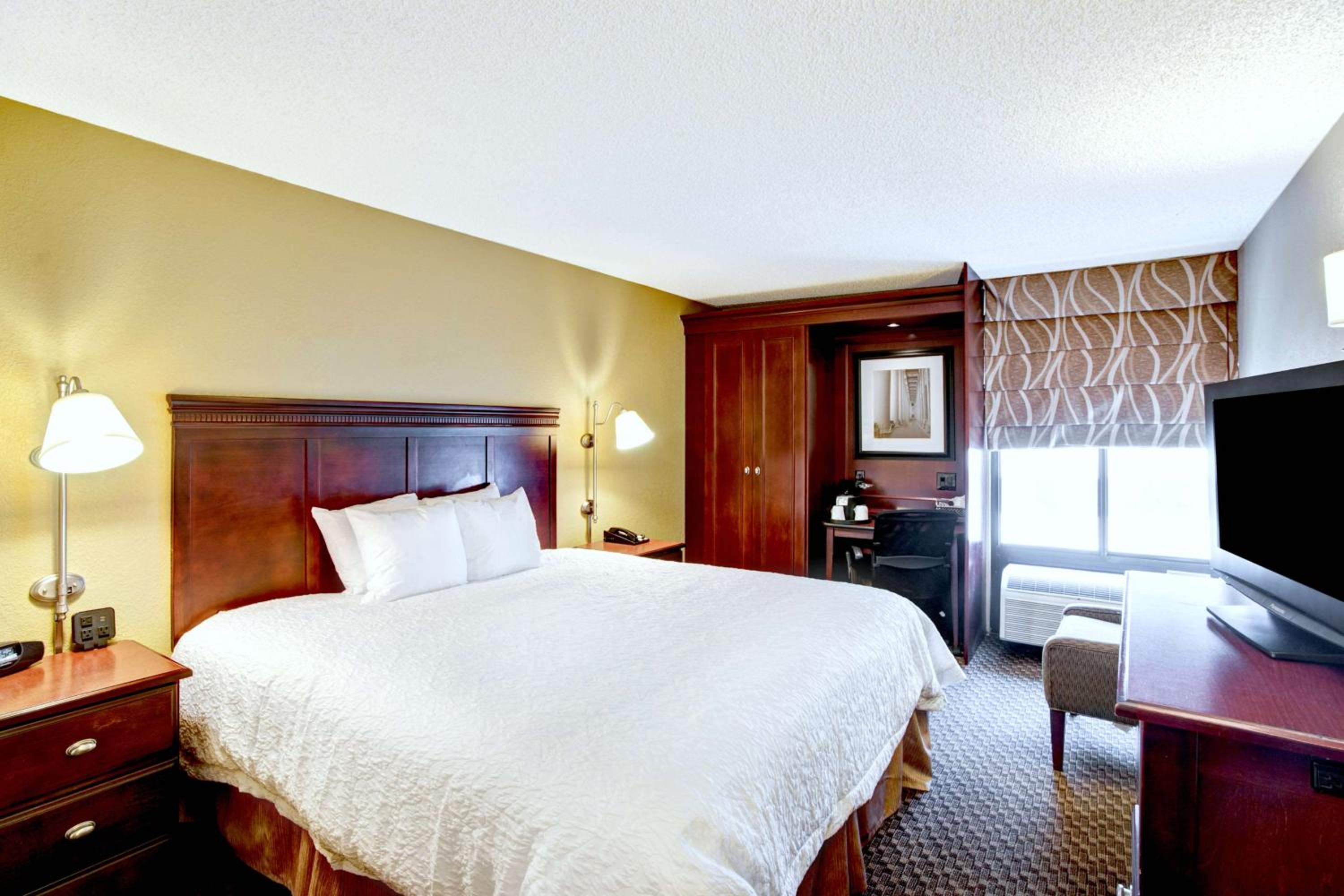 King Room with Microwave and Refrigerator - Non-Smoking - Photo 5