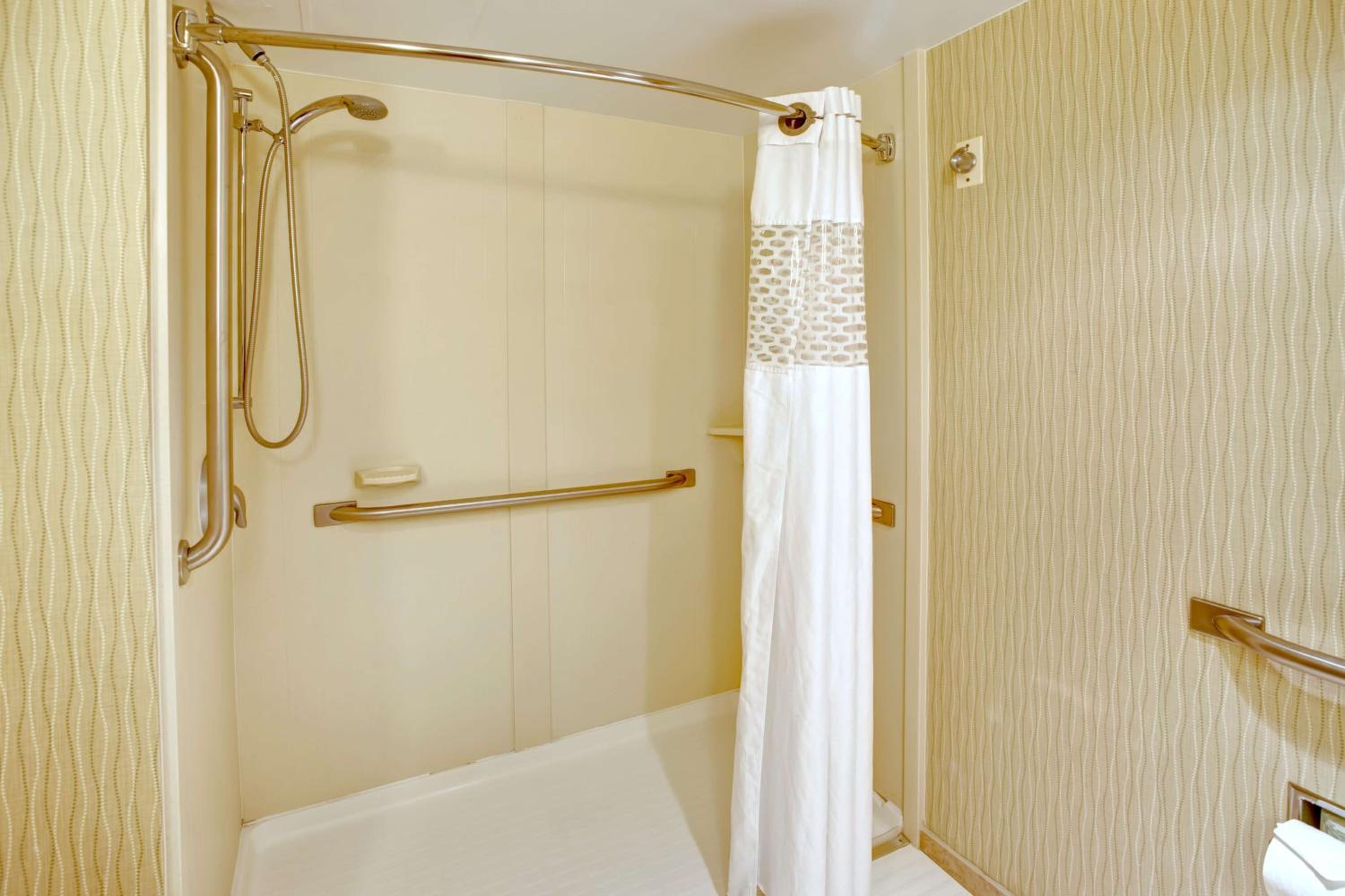 Double Room - Disability Access/Roll-In Shower/Non-Smoking - Photo 3