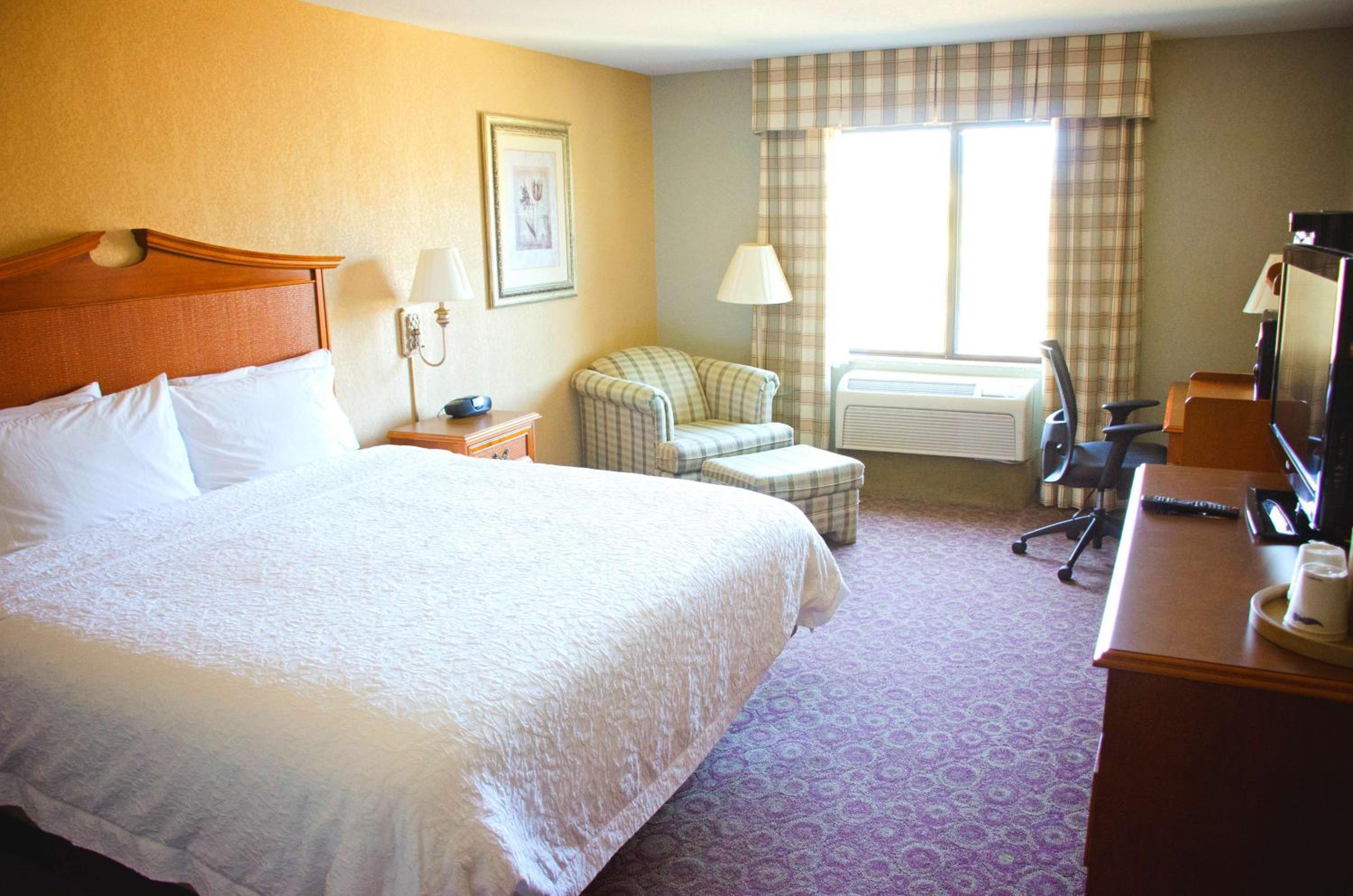 King Room with King Bed - Non-Smoking - Photo 1