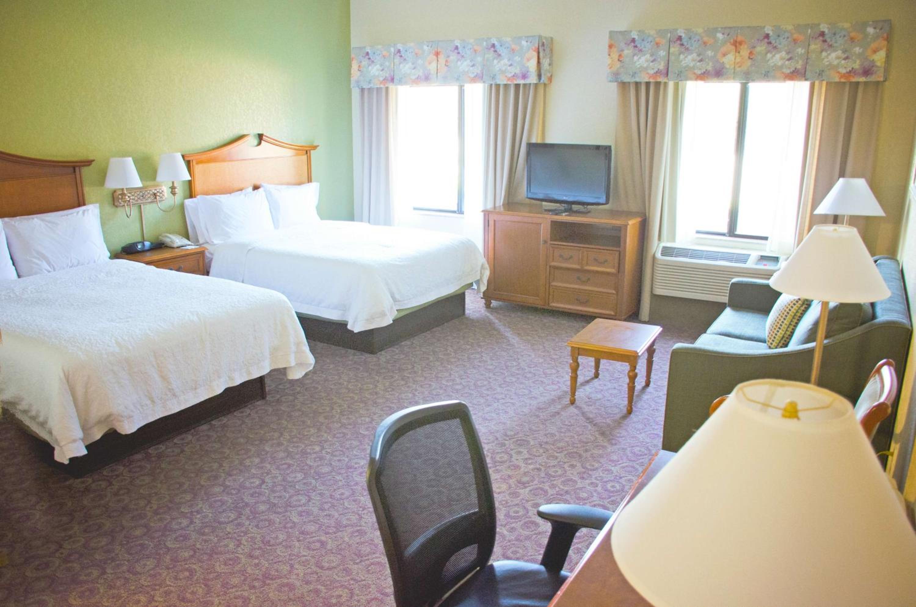Queen Studio Suite with Two Queen Beds and Sofa Bed - Non-Smoking - Photo 3