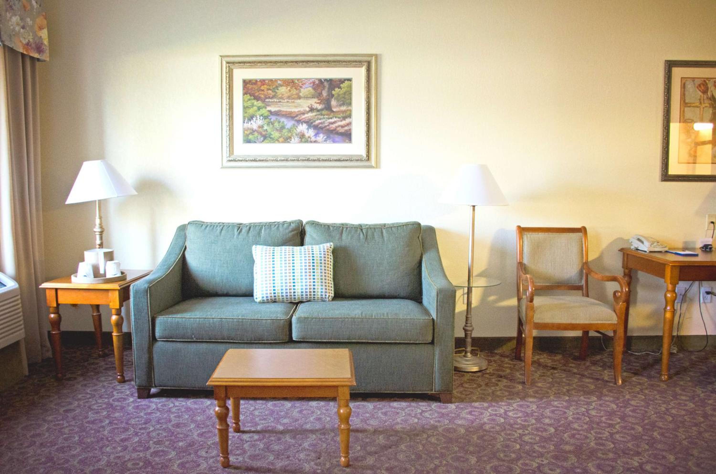 Queen Studio Suite with Two Queen Beds and Sofa Bed - Non-Smoking - Photo 4