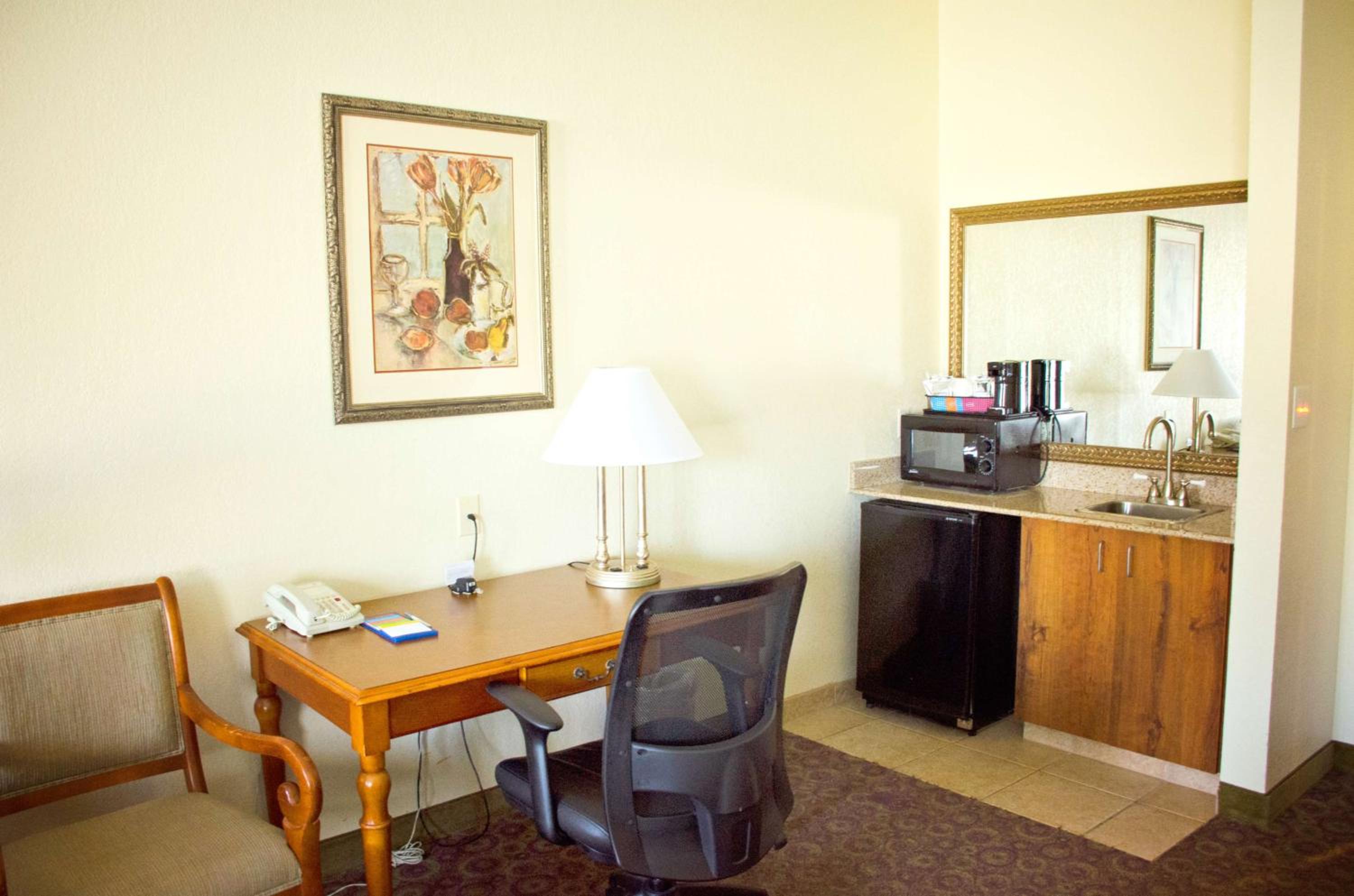 Queen Studio Suite with Two Queen Beds and Sofa Bed - Non-Smoking - Photo 5