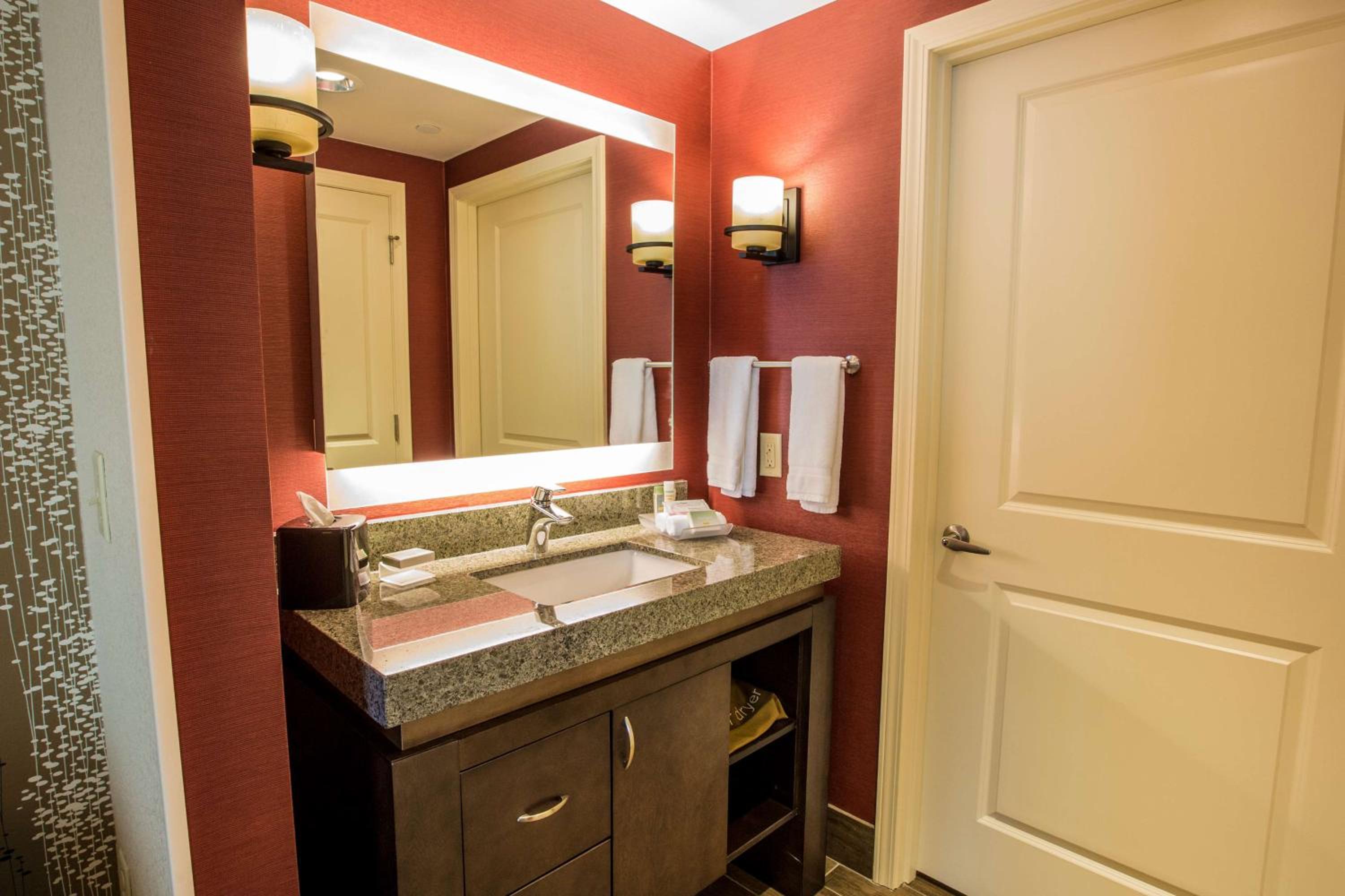 One-Bedroom Queen Suite with Two Queen Beds - Non-Smoking photo 3