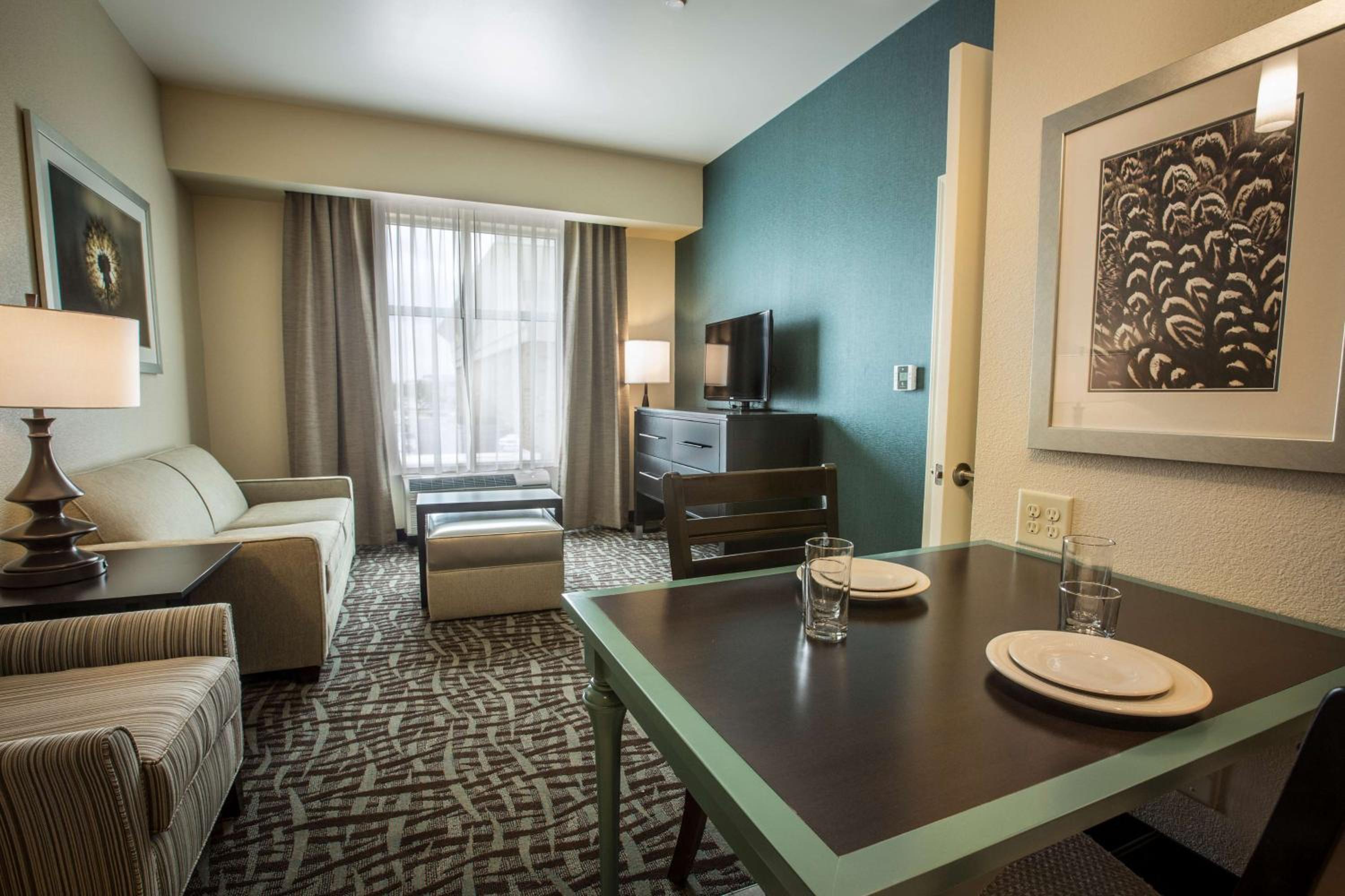 One-Bedroom Queen Suite with Two Queen Beds - Non-Smoking photo 2