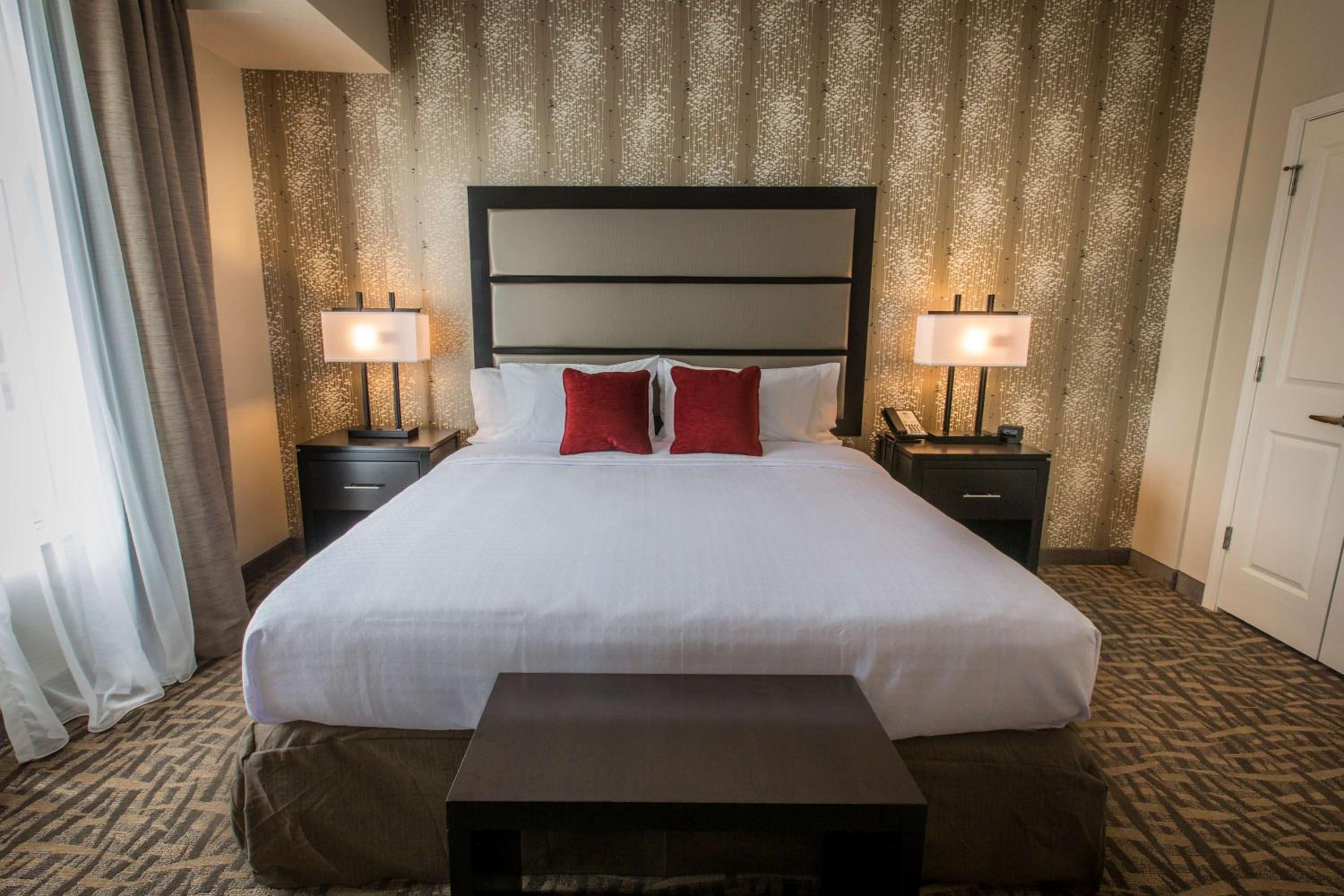 King Suite - Mobility and Hearing Access/Non-Smoking photo 3