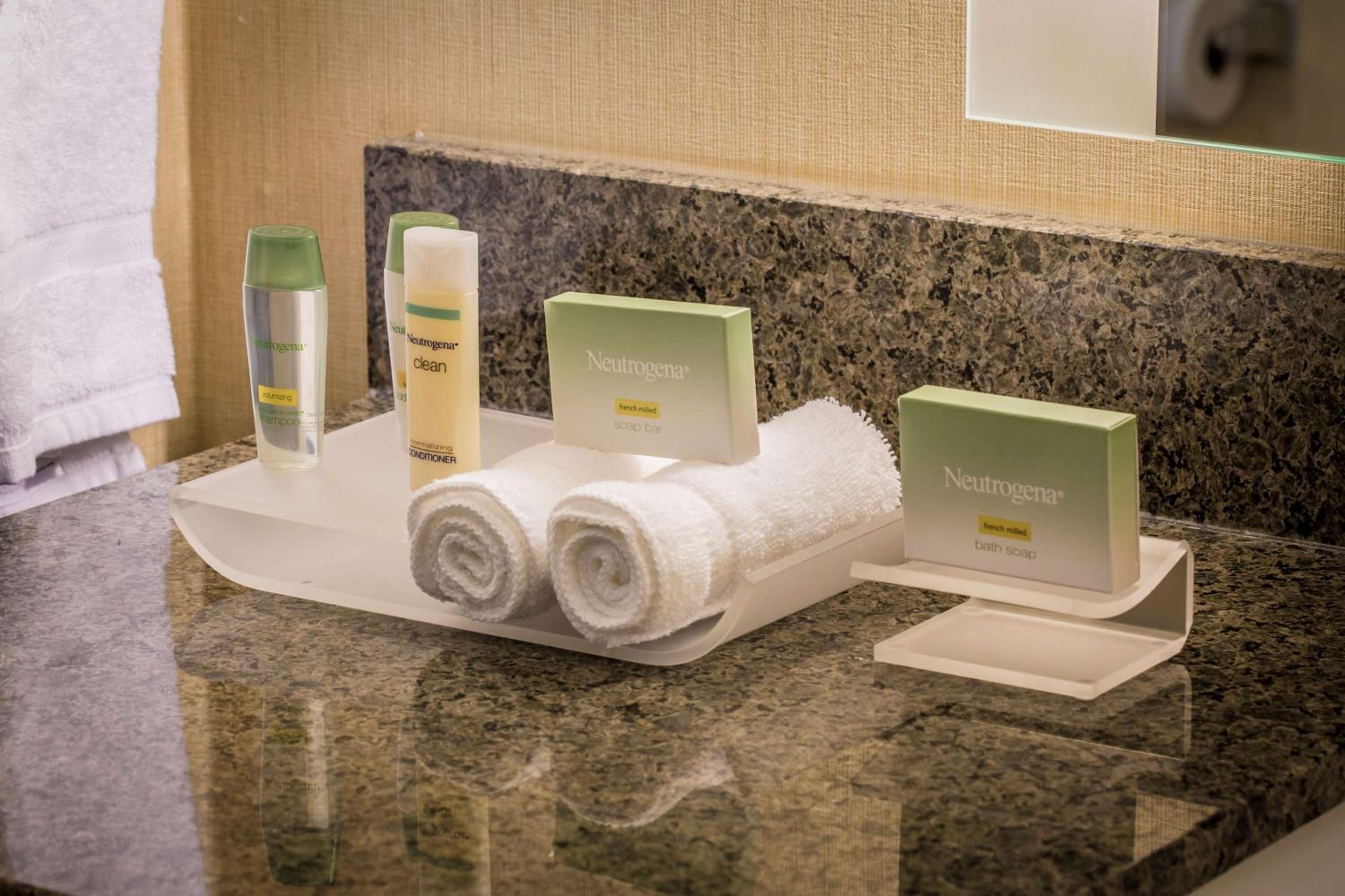 King Suite - Mobility and Hearing Access/Non-Smoking photo 2