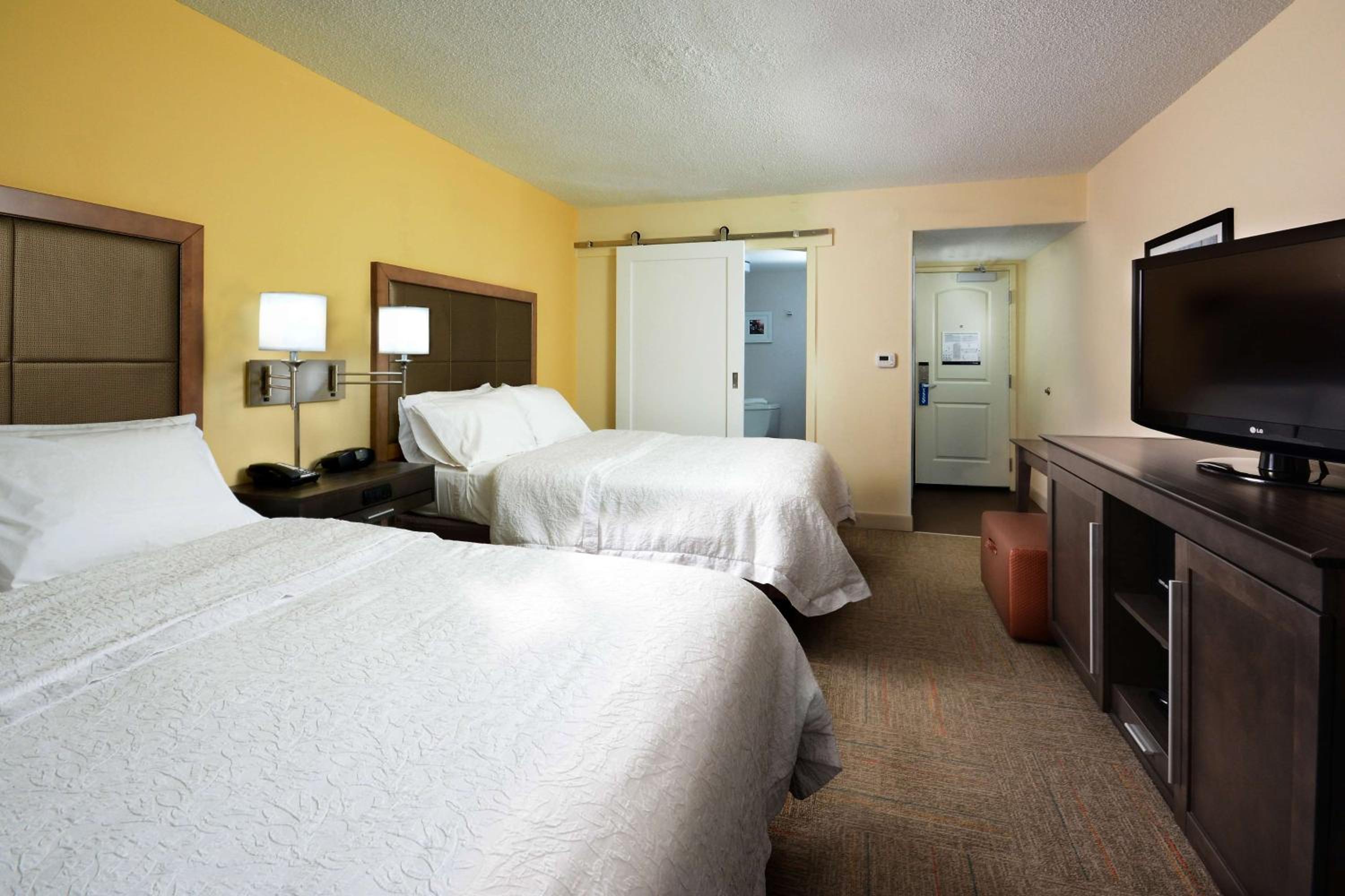 Room with Two Queen Beds - Non-Smoking - Photo 5
