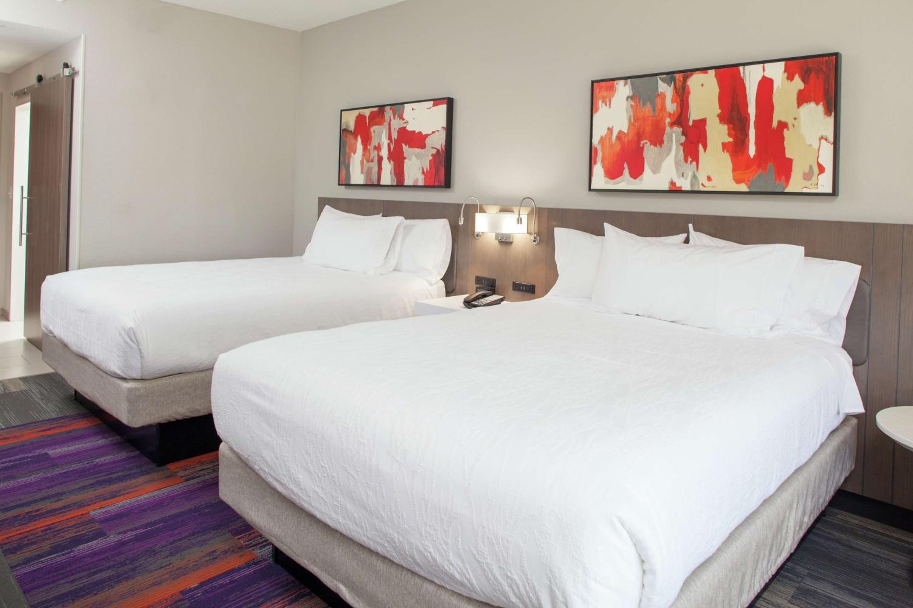 Queen Room with Two Queen Beds - Hearing Access photo 2