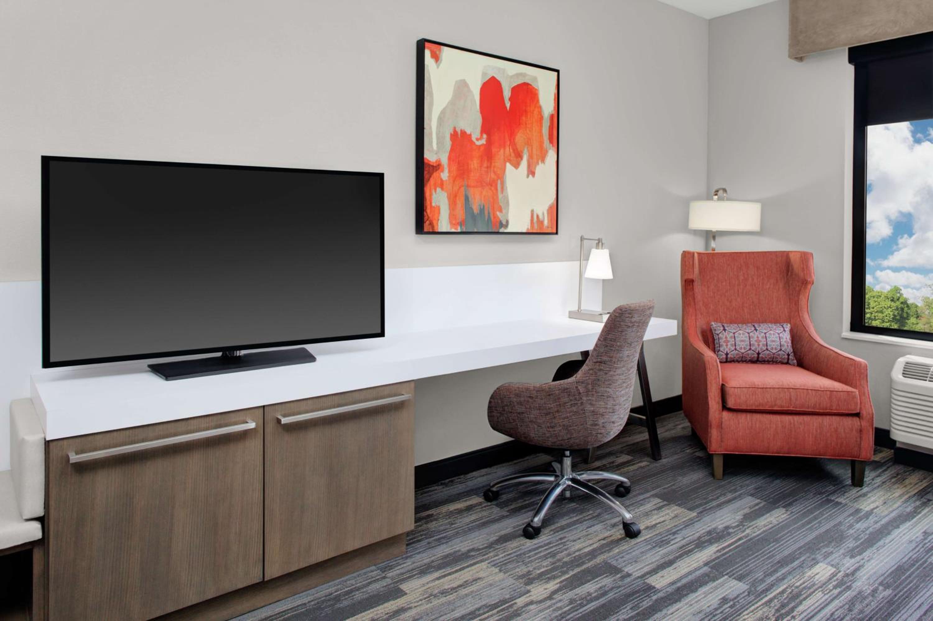 King Room with Doorbell - Hearing Accessible photo 3