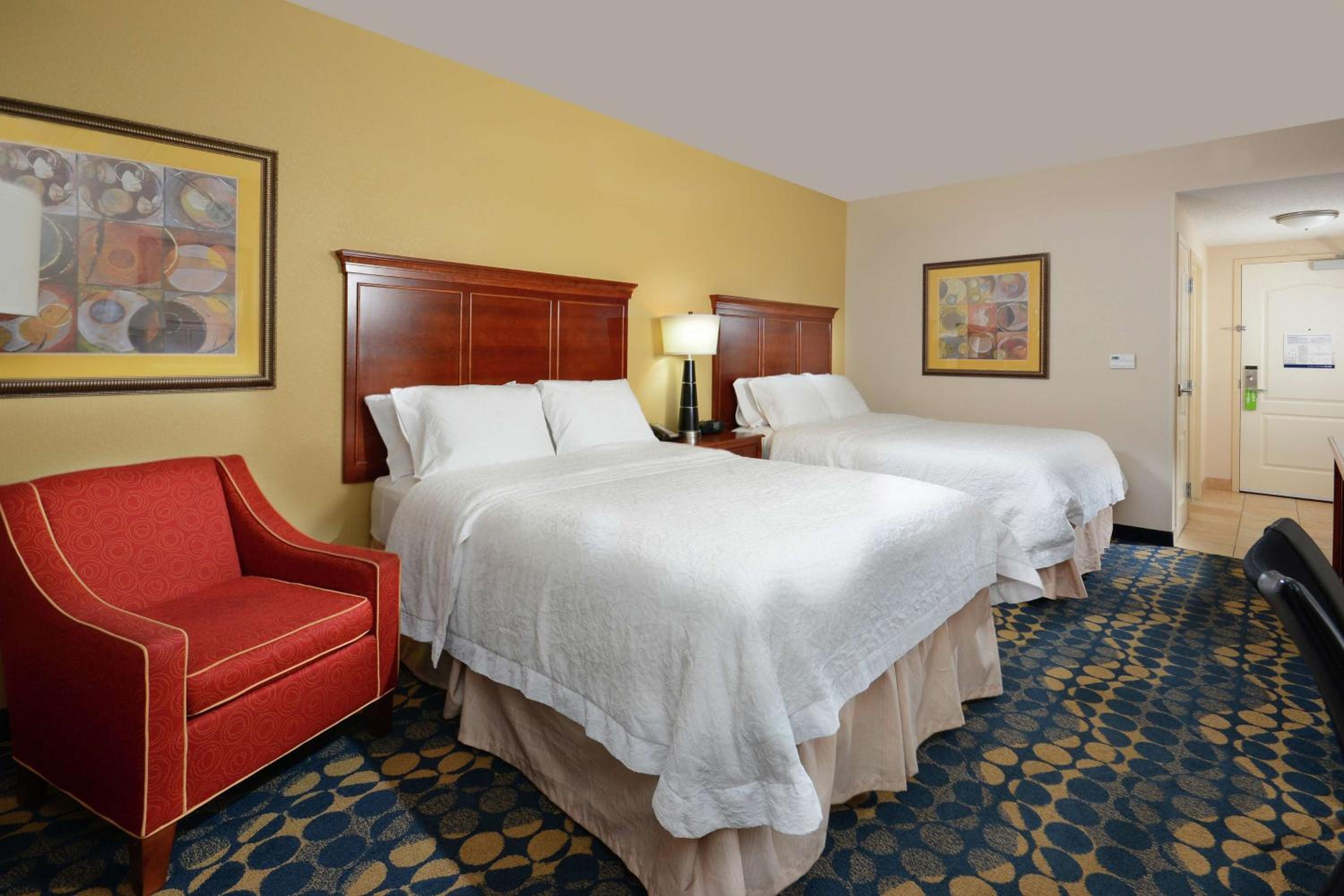 Queen Room with Two Queen Beds - Non-Smoking - Photo 2