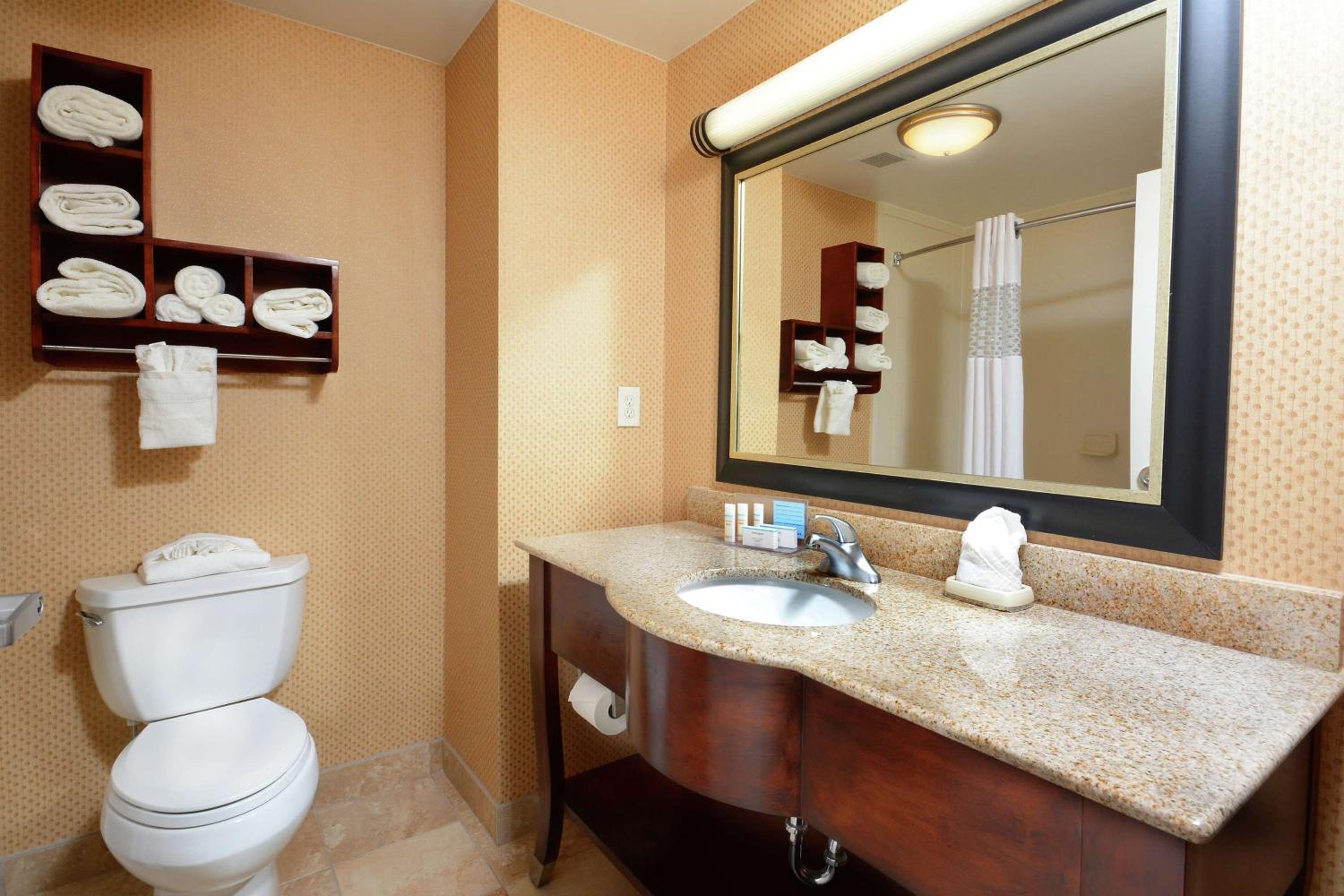 Queen Room with Two Queen Beds - Non-Smoking - Photo 4