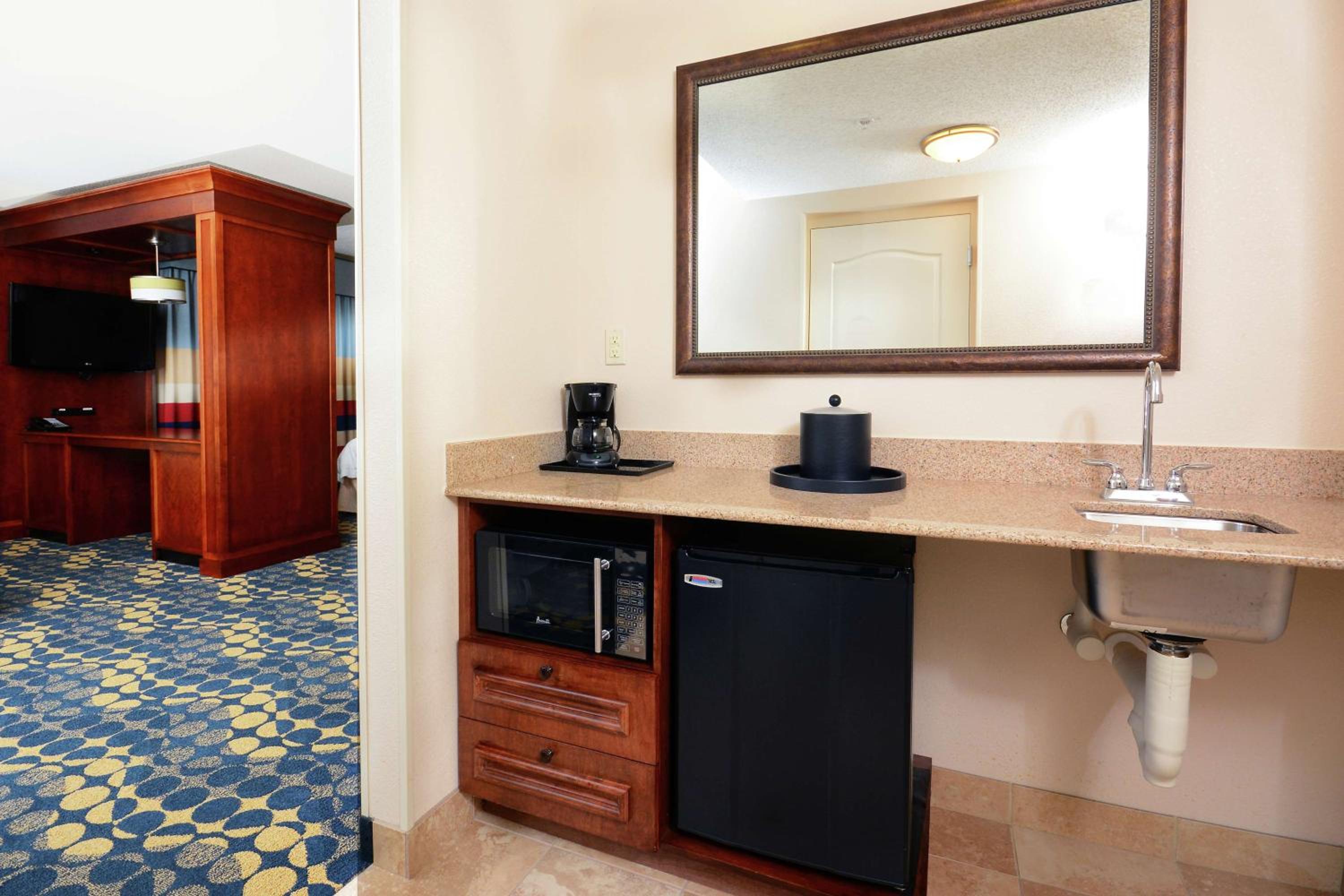 Queen Studio Suite with Two Queen Beds - Non-Smoking - Photo 5
