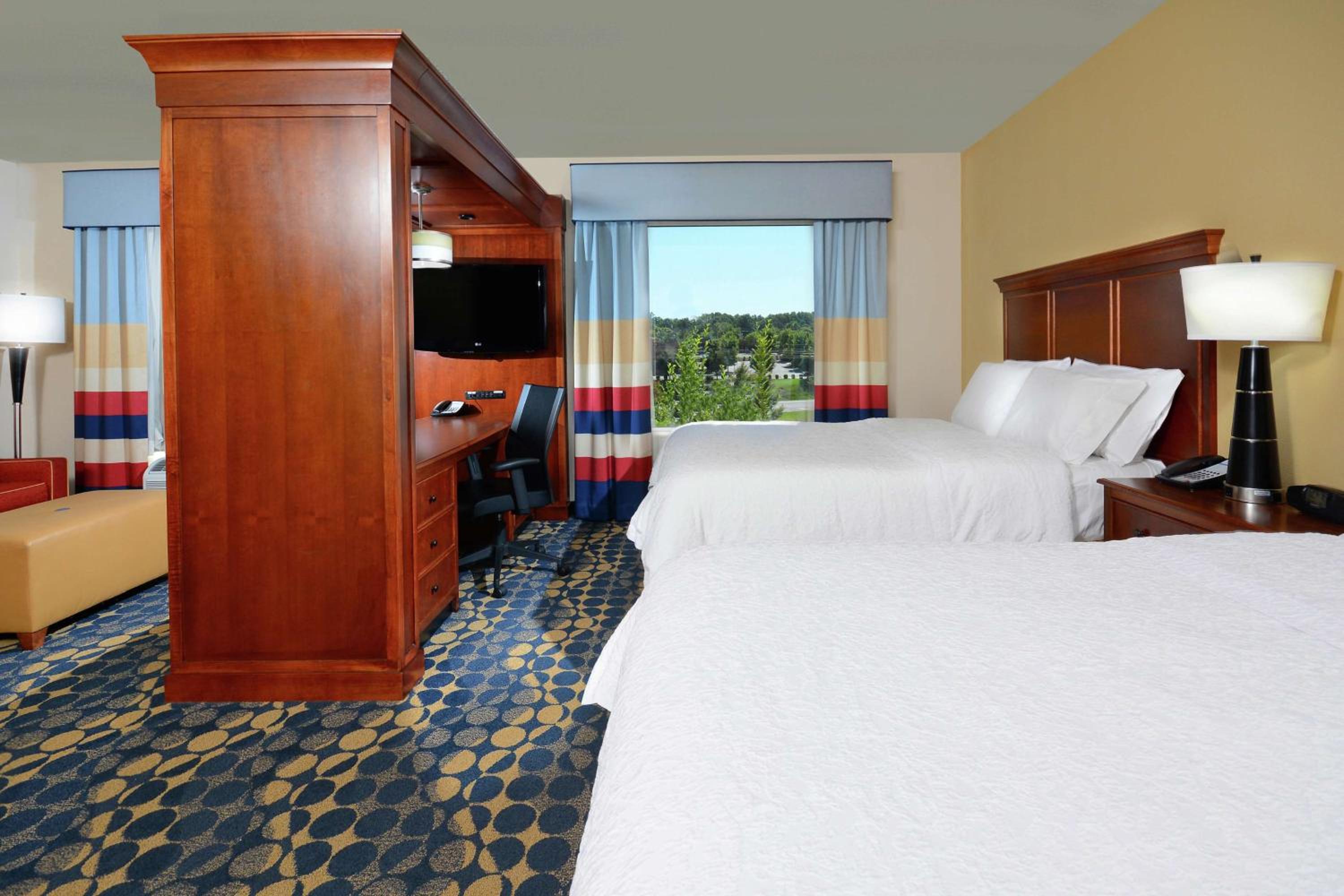 Queen Studio Suite with Two Queen Beds - Non-Smoking - Photo 2
