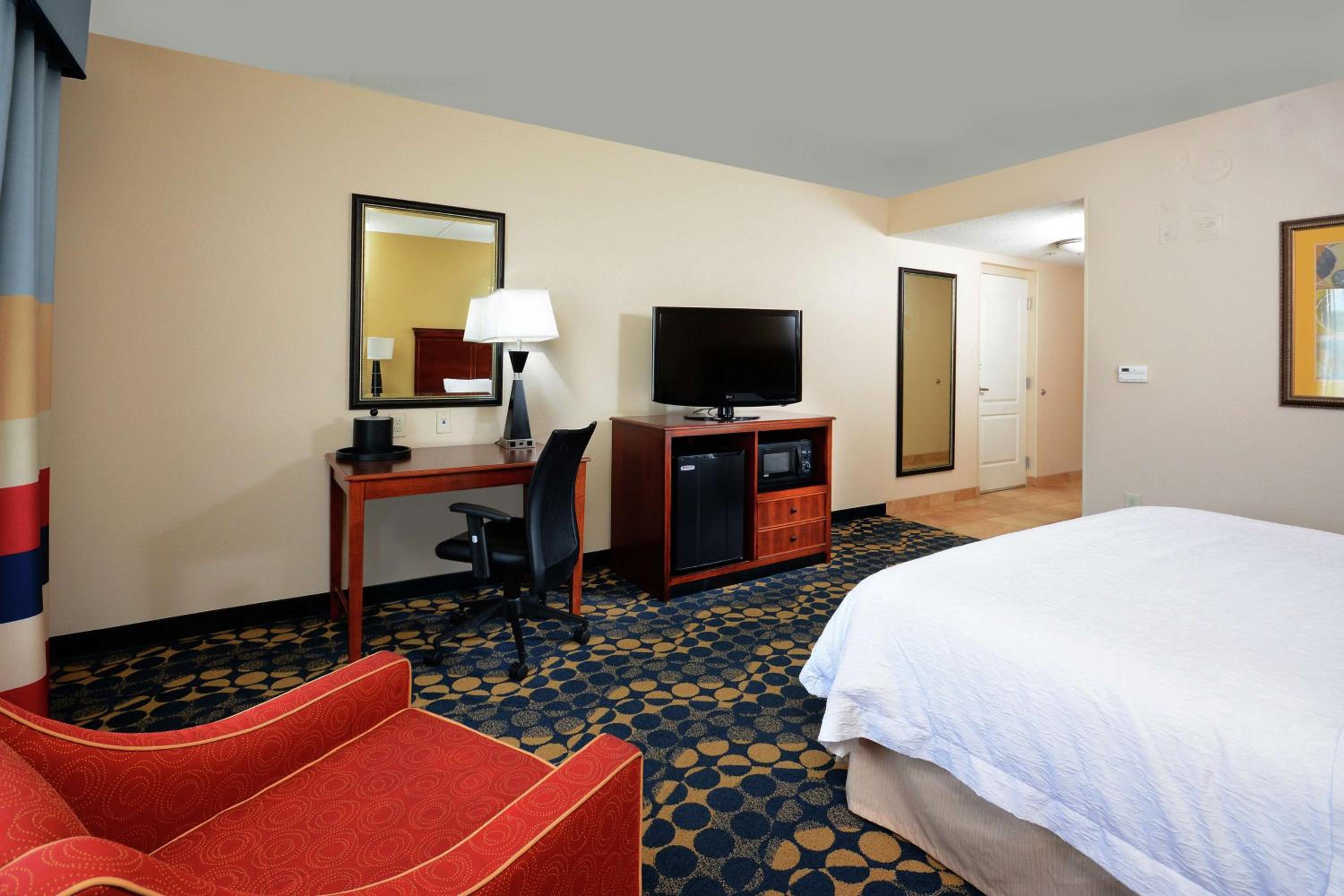 King Room with Accessible Tub - Mobility and Hearing Access/Non-Smoking - Photo 3