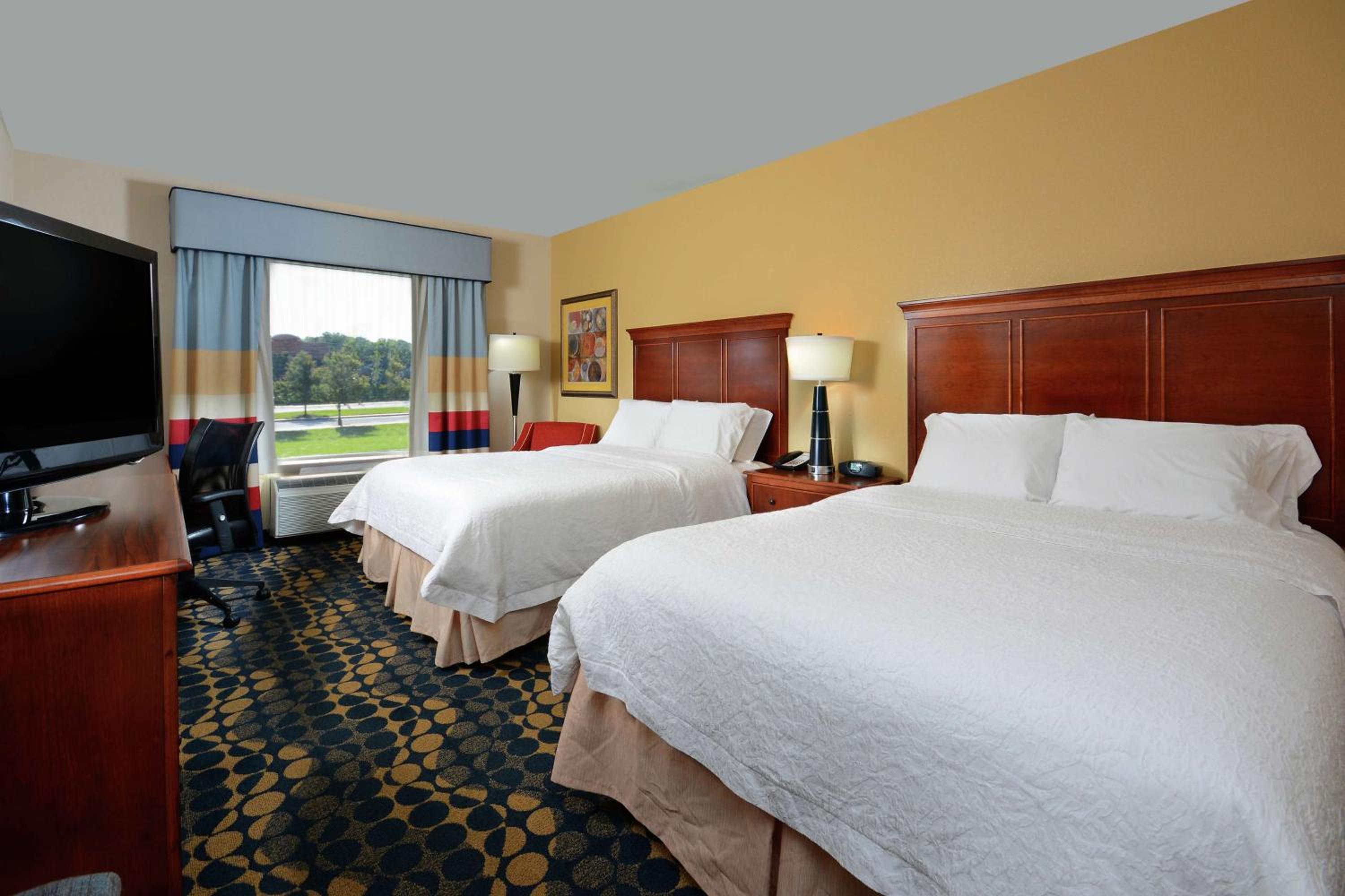 Queen Room with Two Queen Beds - Non-Smoking - Photo 1