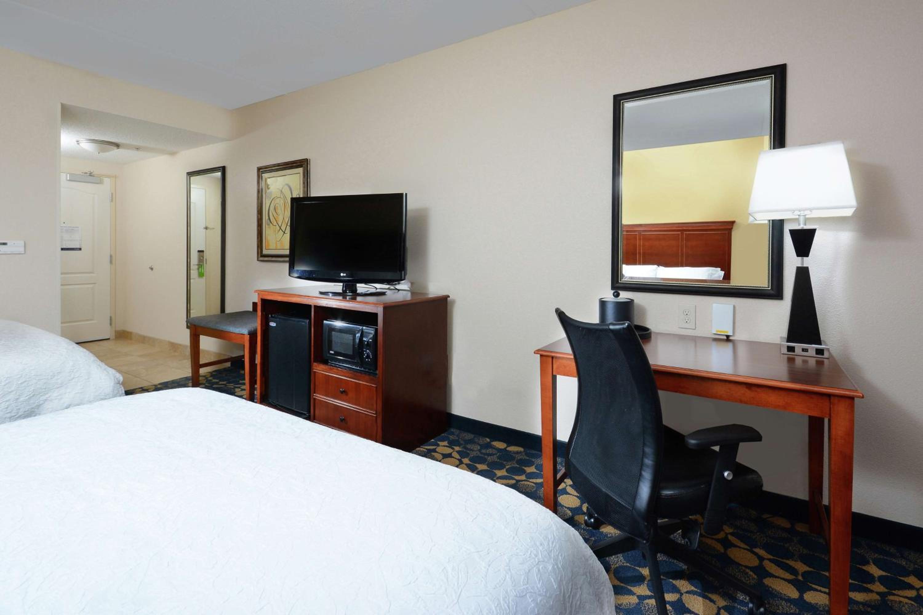 Queen Room with Two Queen Beds - Non-Smoking - Photo 3