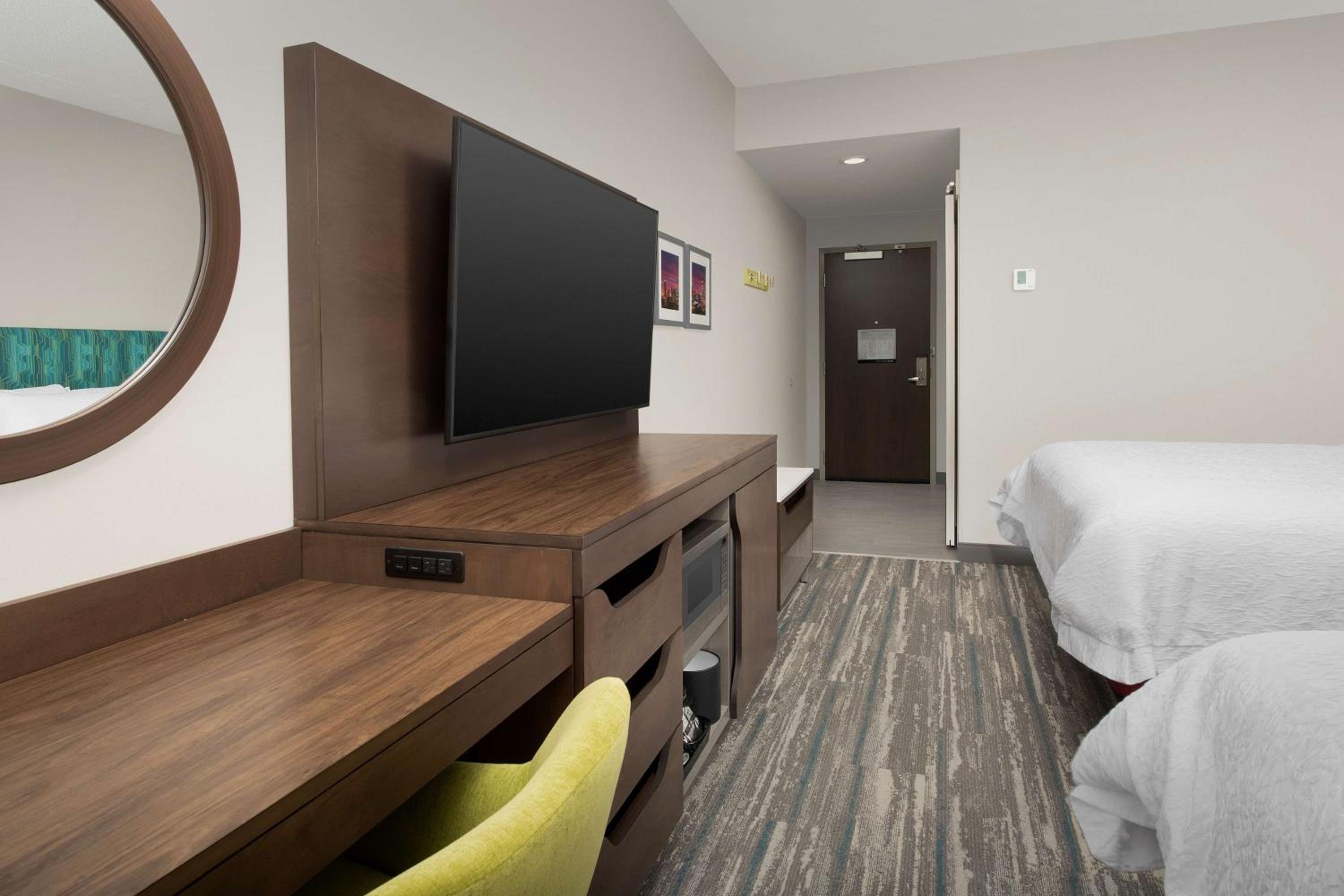Queen Room with Two Queen Beds - Photo 2