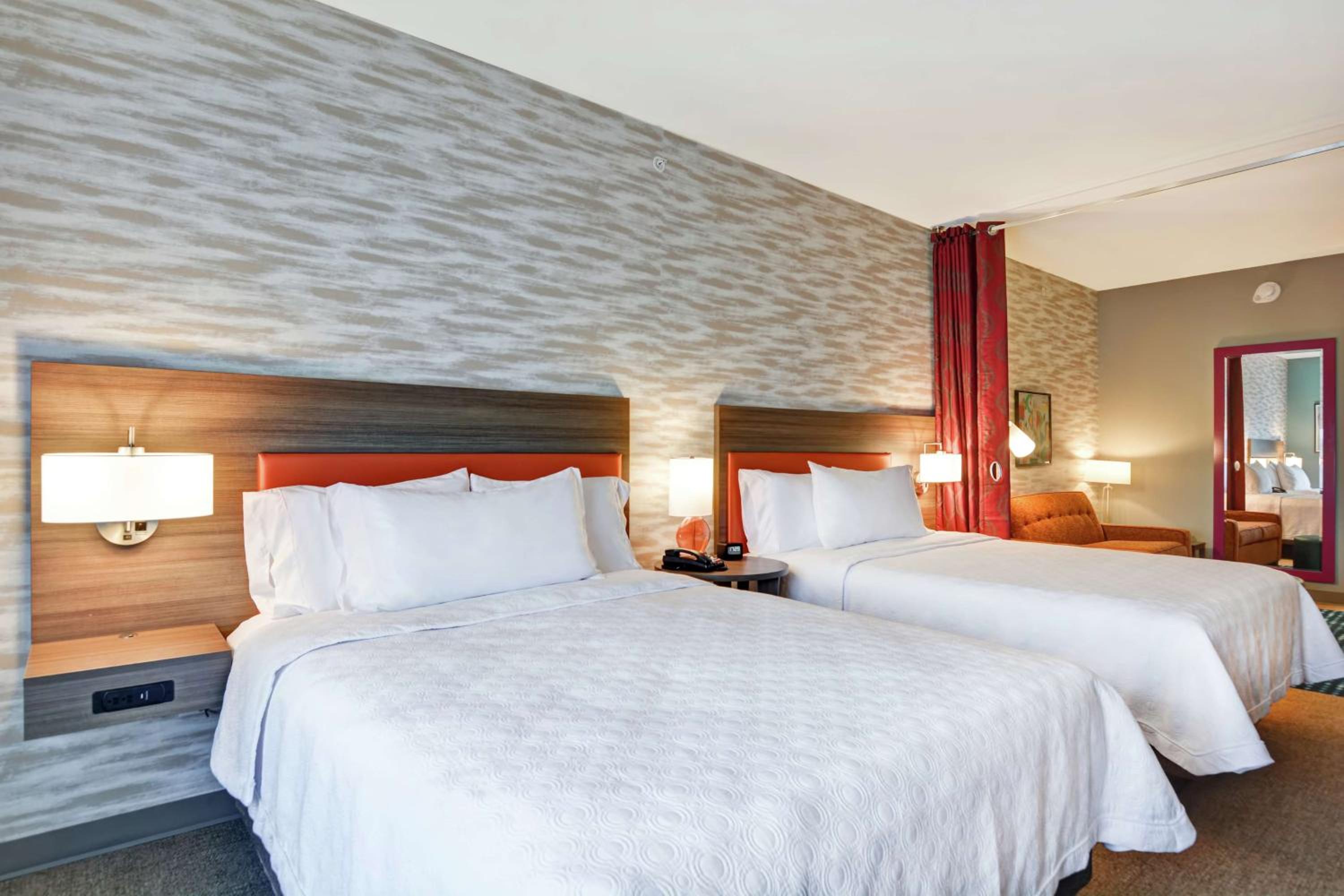 Queen Studio Suite with Two Queen Beds - Non-Smoking - Photo 1