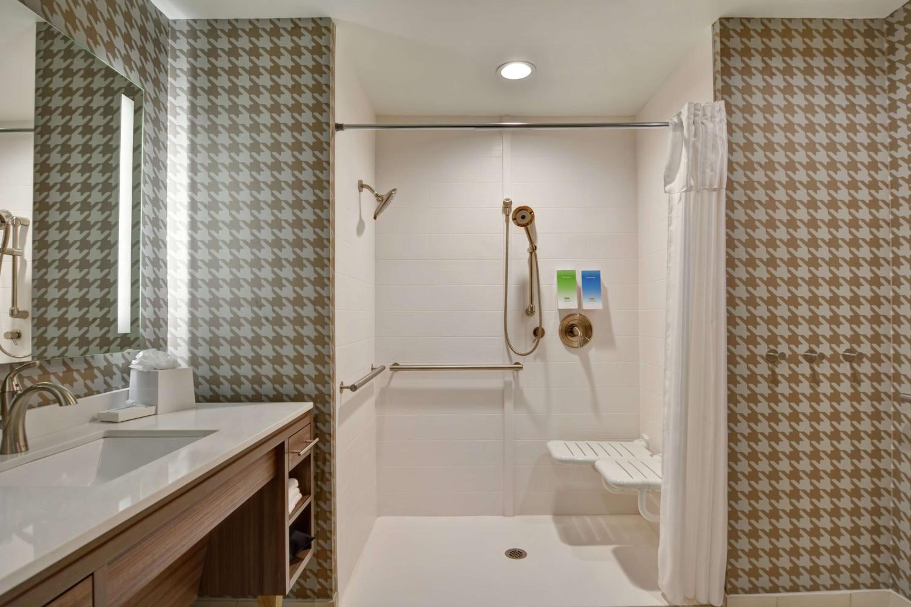 King Suite - Mobility Access/Non-Smoking - Photo 2