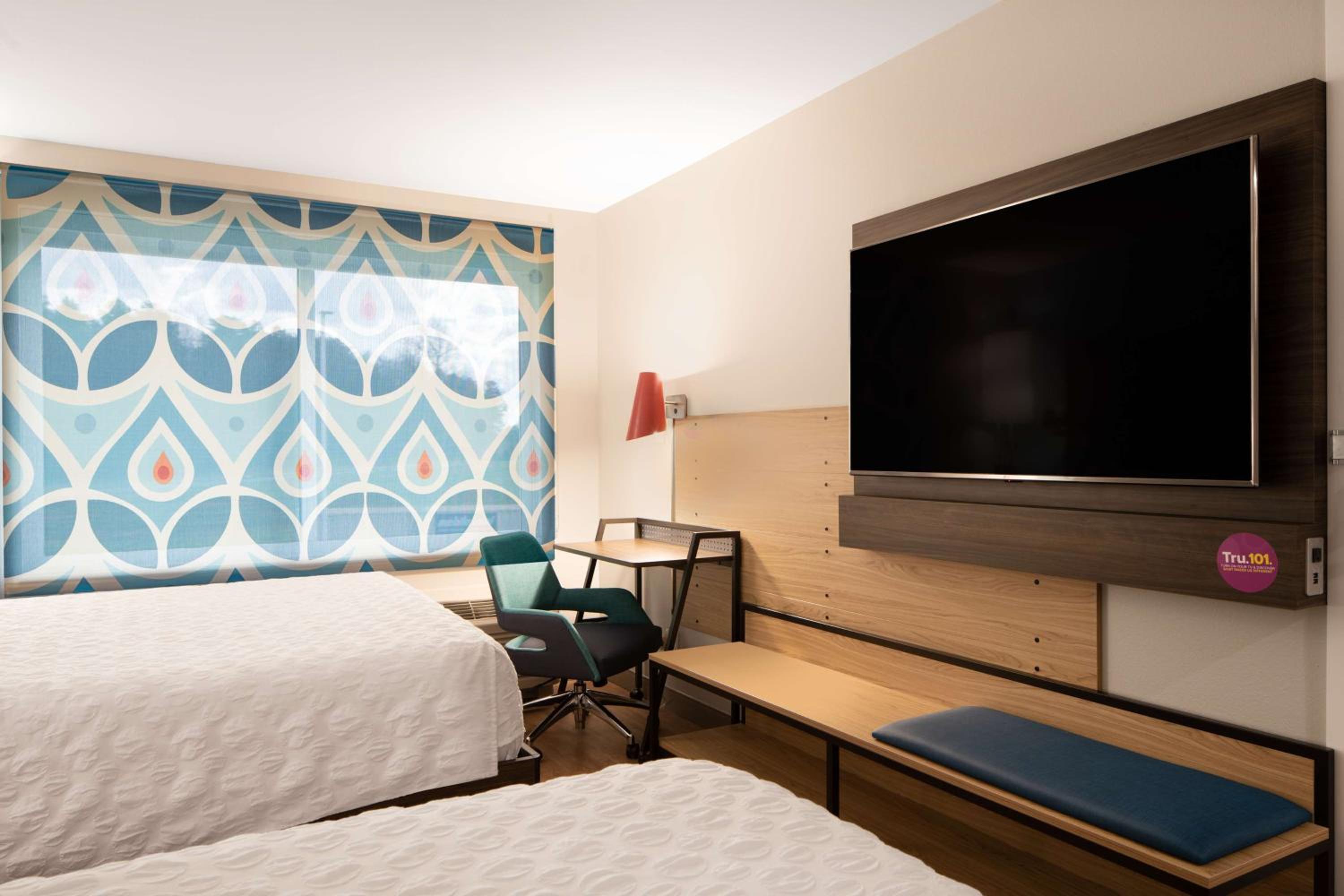 Queen Room with Two Queen Beds - Photo 2